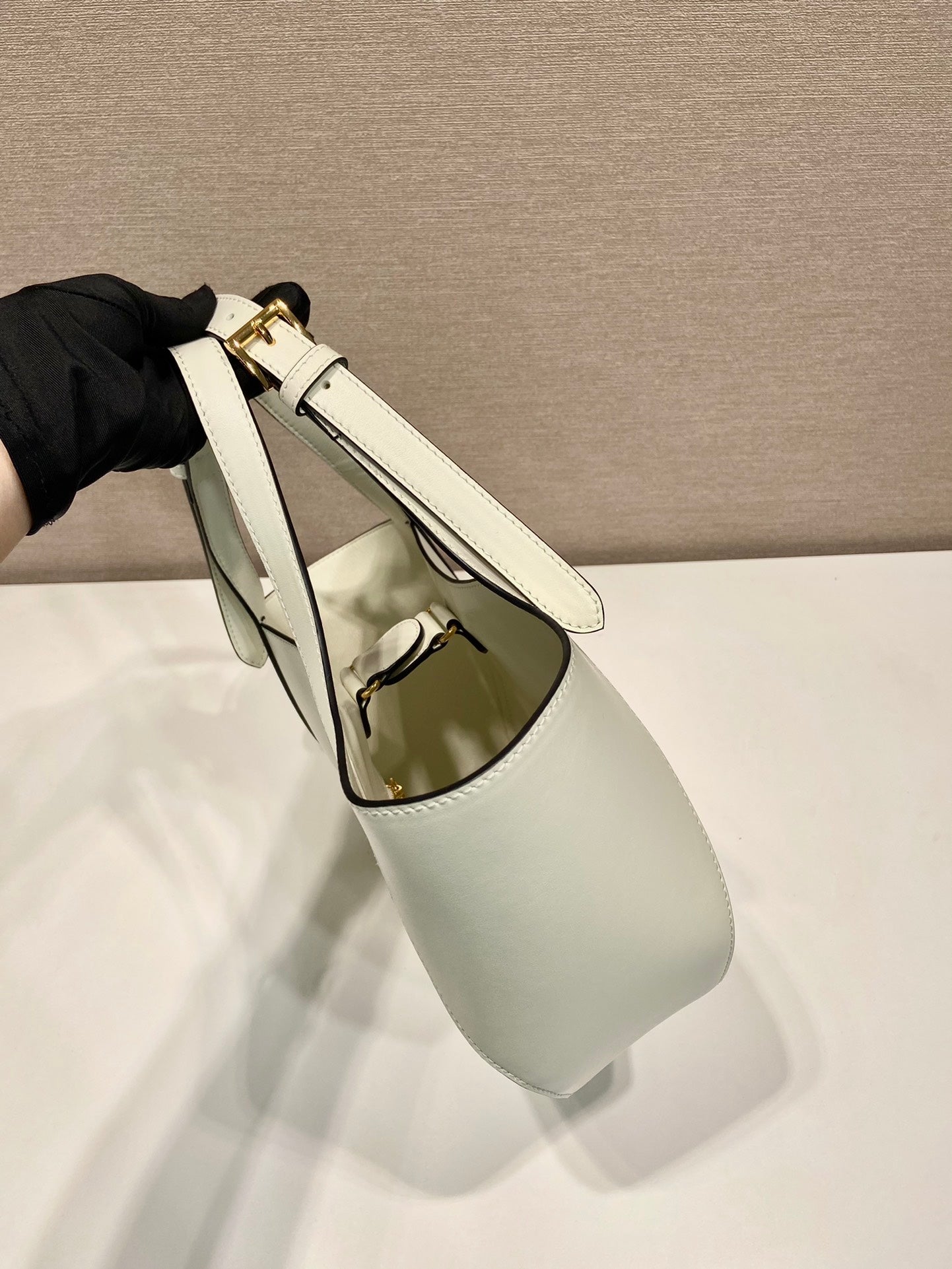 TOTE BAG 28 IN WHITE SHEEPSKIN GOLD LOGO mysite