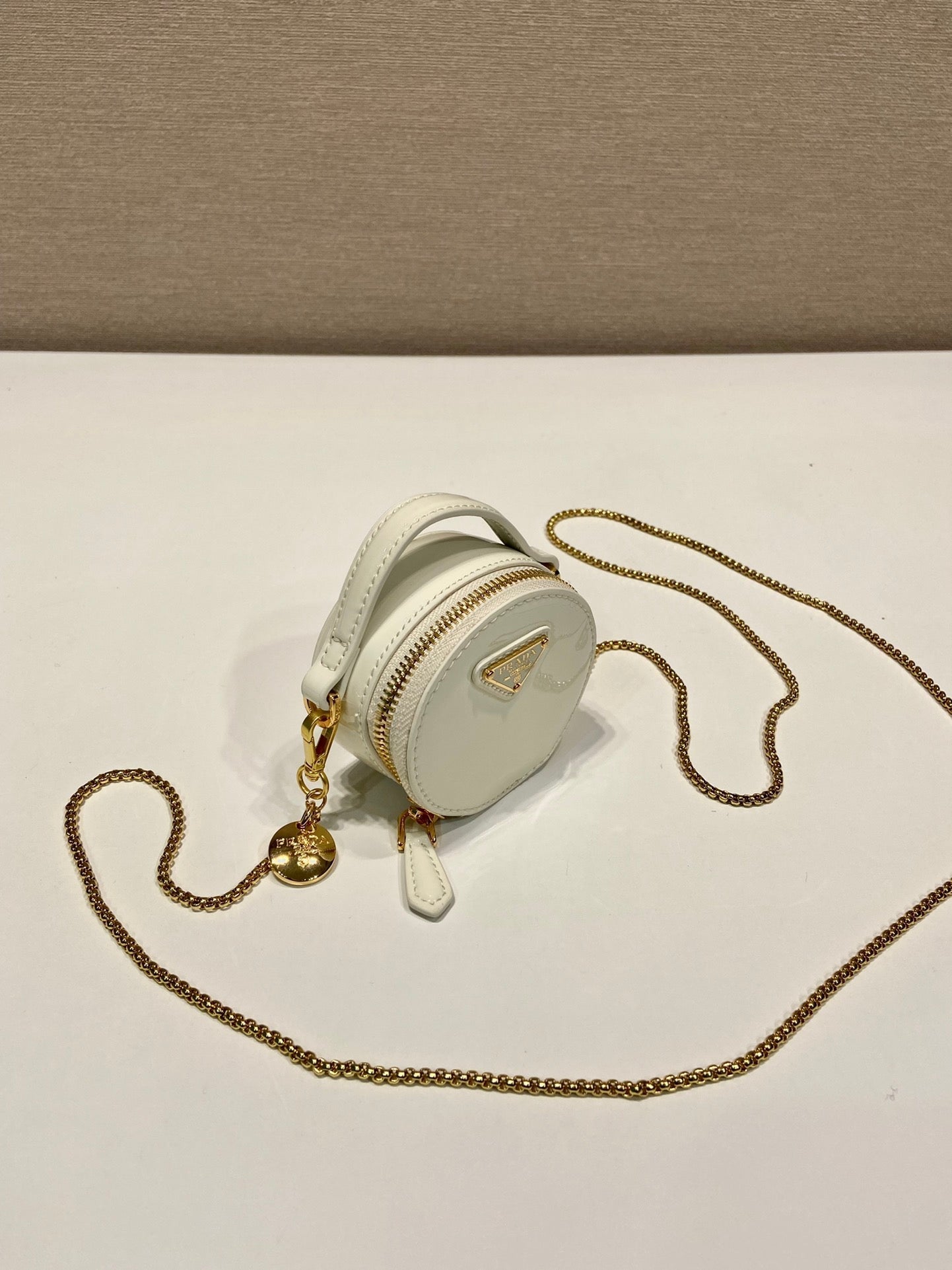 MINI ROUND BAG 8 IN WHITE GLOSSY CALFSKIN GOLD HARDWARE mysite