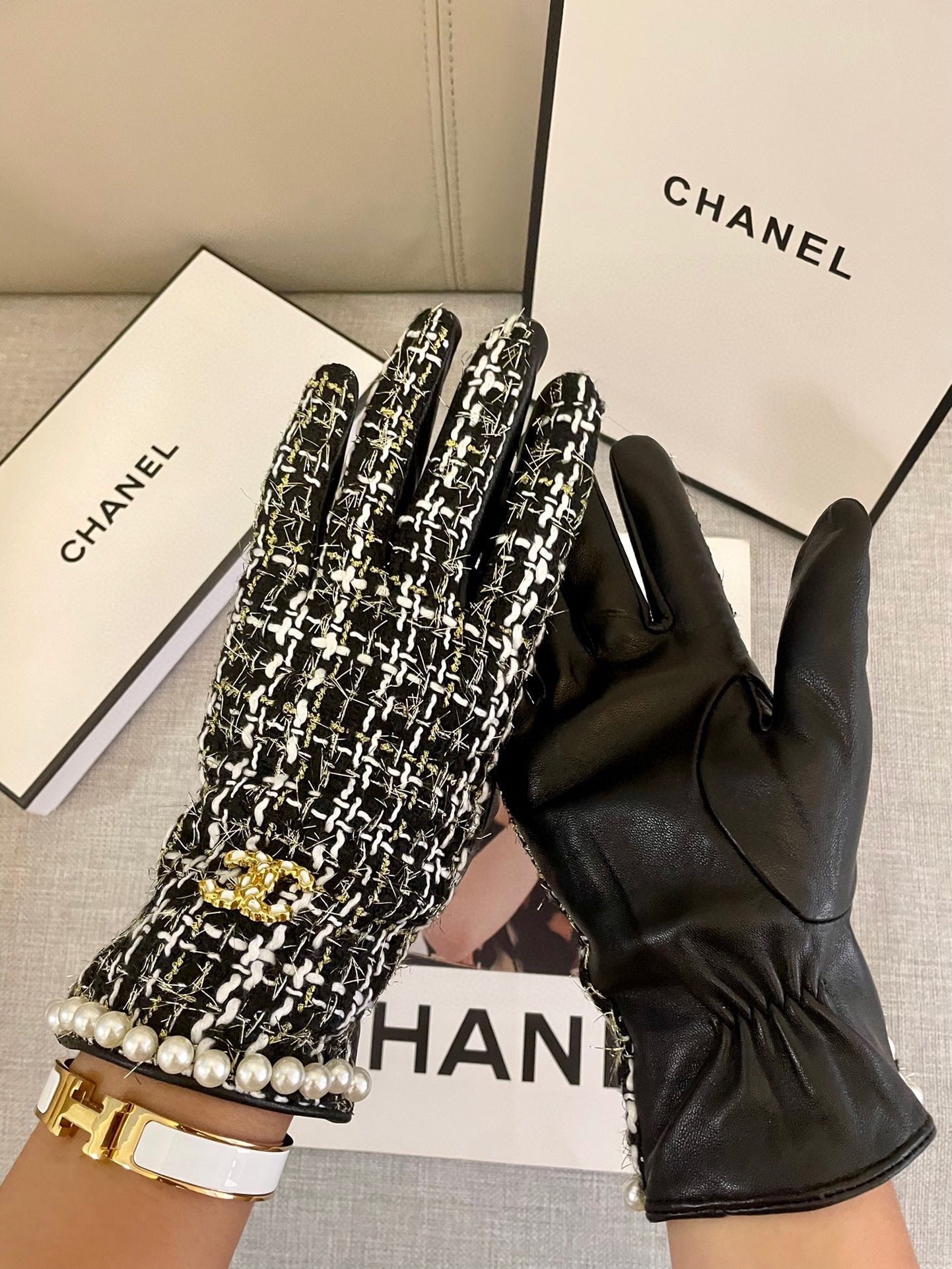 GLOVES IN BLACK MIX WHITE WOOL TWEED AND SHEEPSKIN 463846 mysite