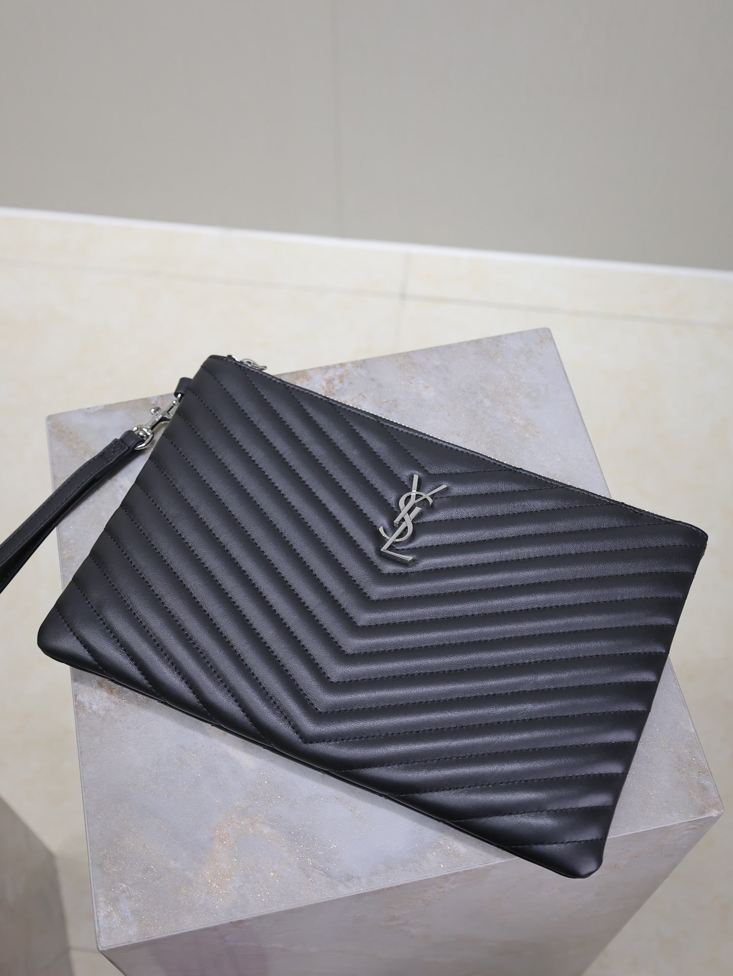 CLUTCH 30 IN BLACK QUILTED CALFSKIN SILVER BUCKLE mysite