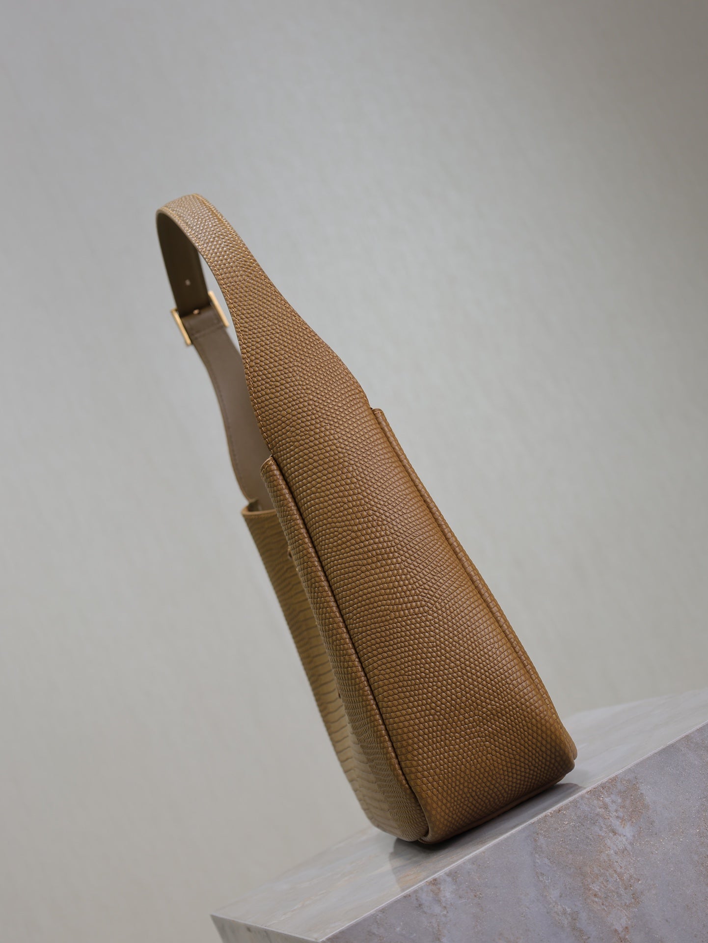 LE 5 À 7 SMALL SUPPLE 23 IN CIDER BROWN LIZARD-EMBOSSED CALFSKIN mysite