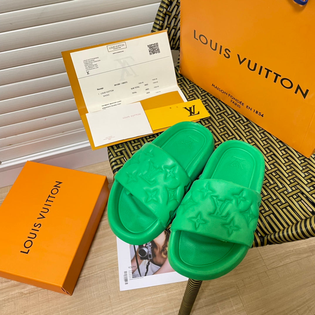 Fas-1hion Embos-1s-1ed Couple Slippers-1 mysite