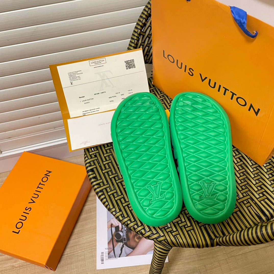 Fas-1hion Embos-1s-1ed Couple Slippers-1 mysite