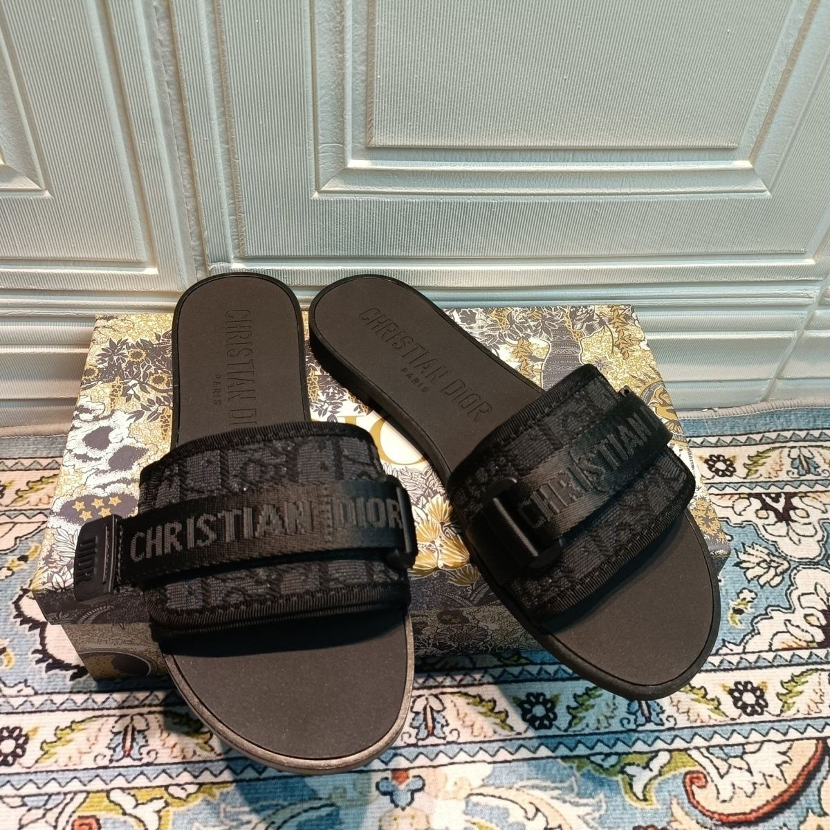 Velcro Embos-1s-1ed Flat Slippers-1 mysite