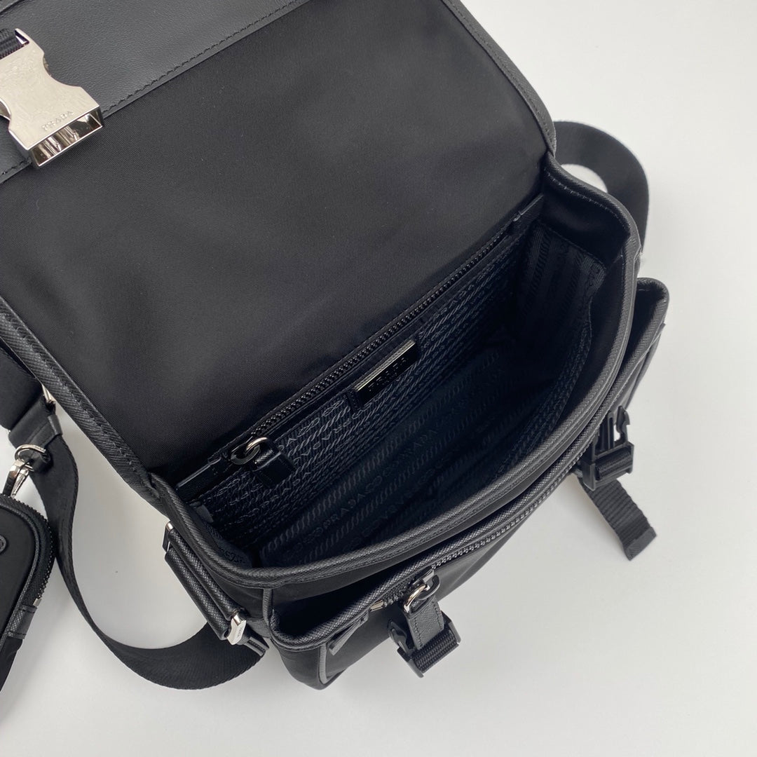 MESSENGER BAG 22 IN BLACK RE-NYLON mysite