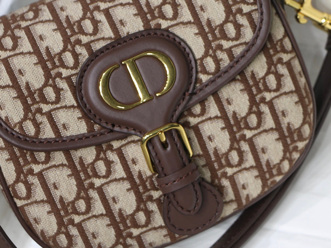 MEDIUM CD BOBBY 22CM CHOCOLATE OBLIQUE CANVAS GOLD HARDWARE mysite
