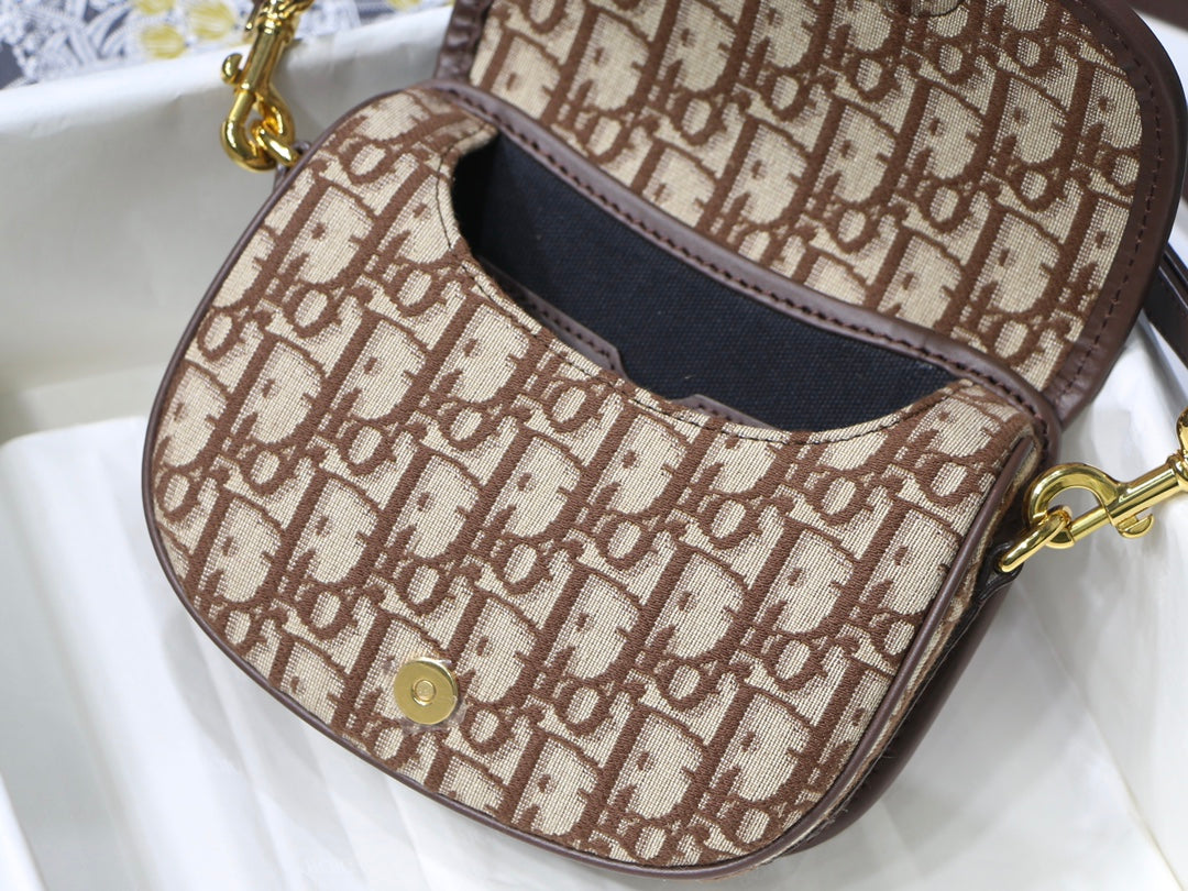 MEDIUM CD BOBBY 22CM CHOCOLATE OBLIQUE CANVAS GOLD HARDWARE mysite