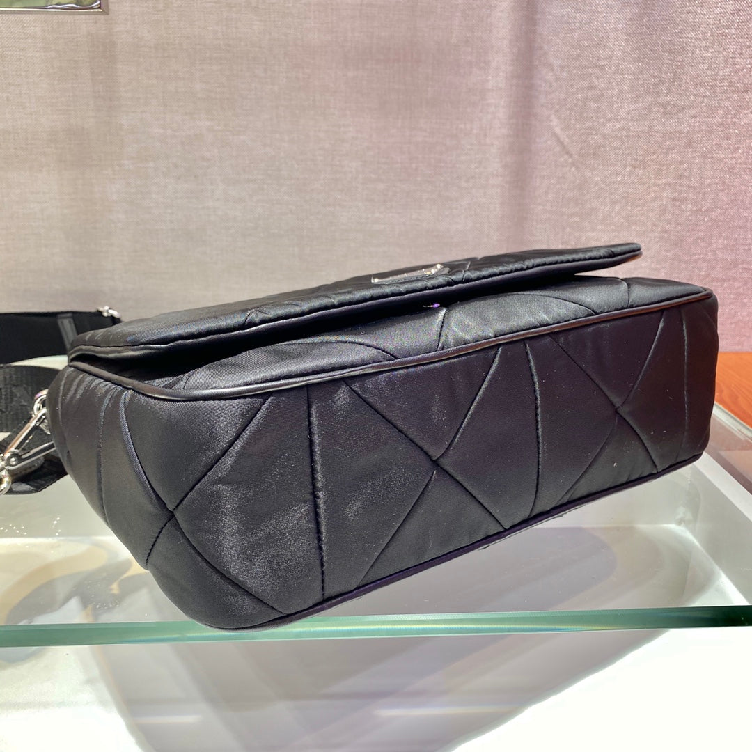 LARGE FLAP BAG 28 IN BLACK TRIANGULAR QUILTED PATTERN RE-NYLON mysite