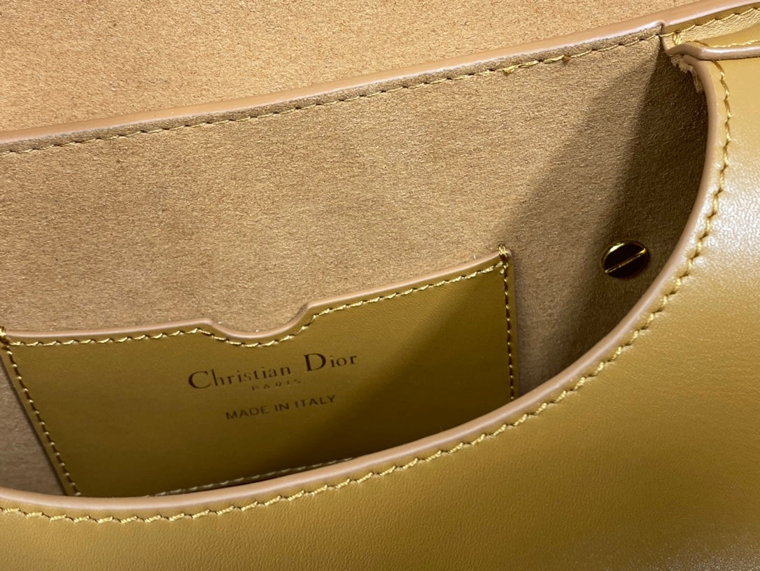 MEDIUM CD BOBBY 22CM BROWN CALFSKIN GOLD HARDWARE mysite