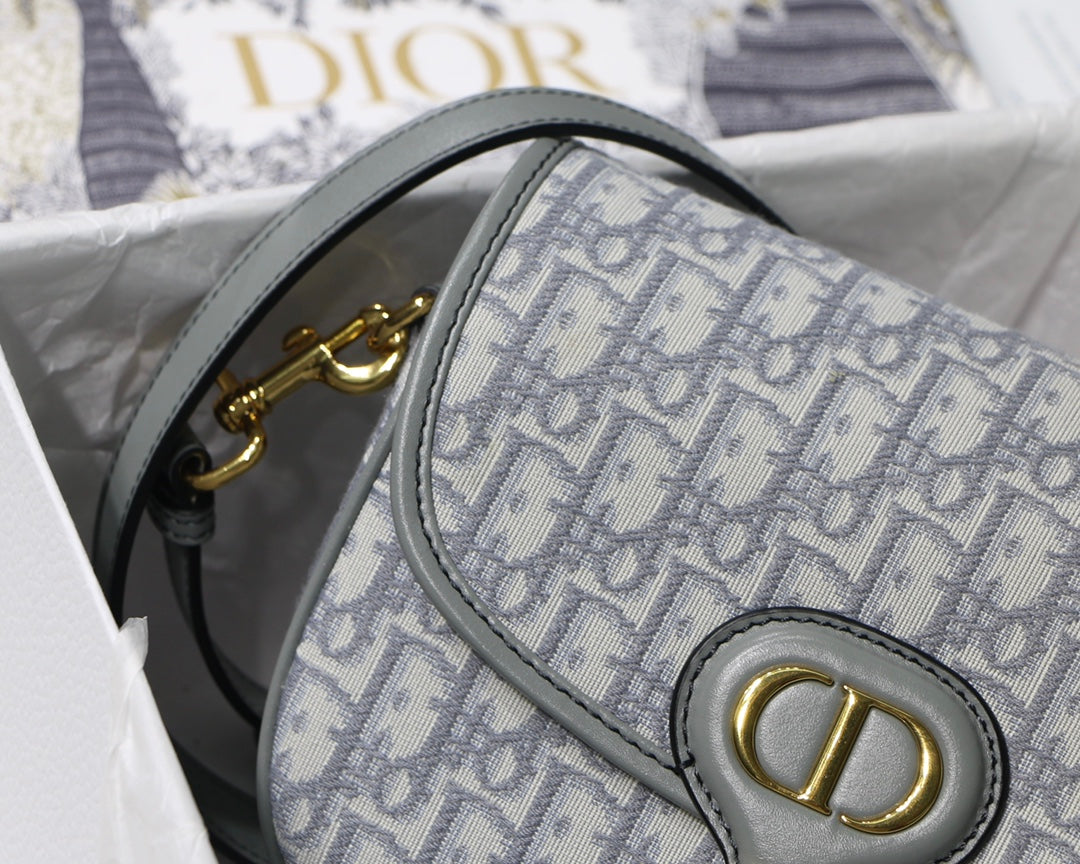 MEDIUM CD BOBBY 22CM GREY OBLIQUE CANVAS GOLD HARDWARE mysite