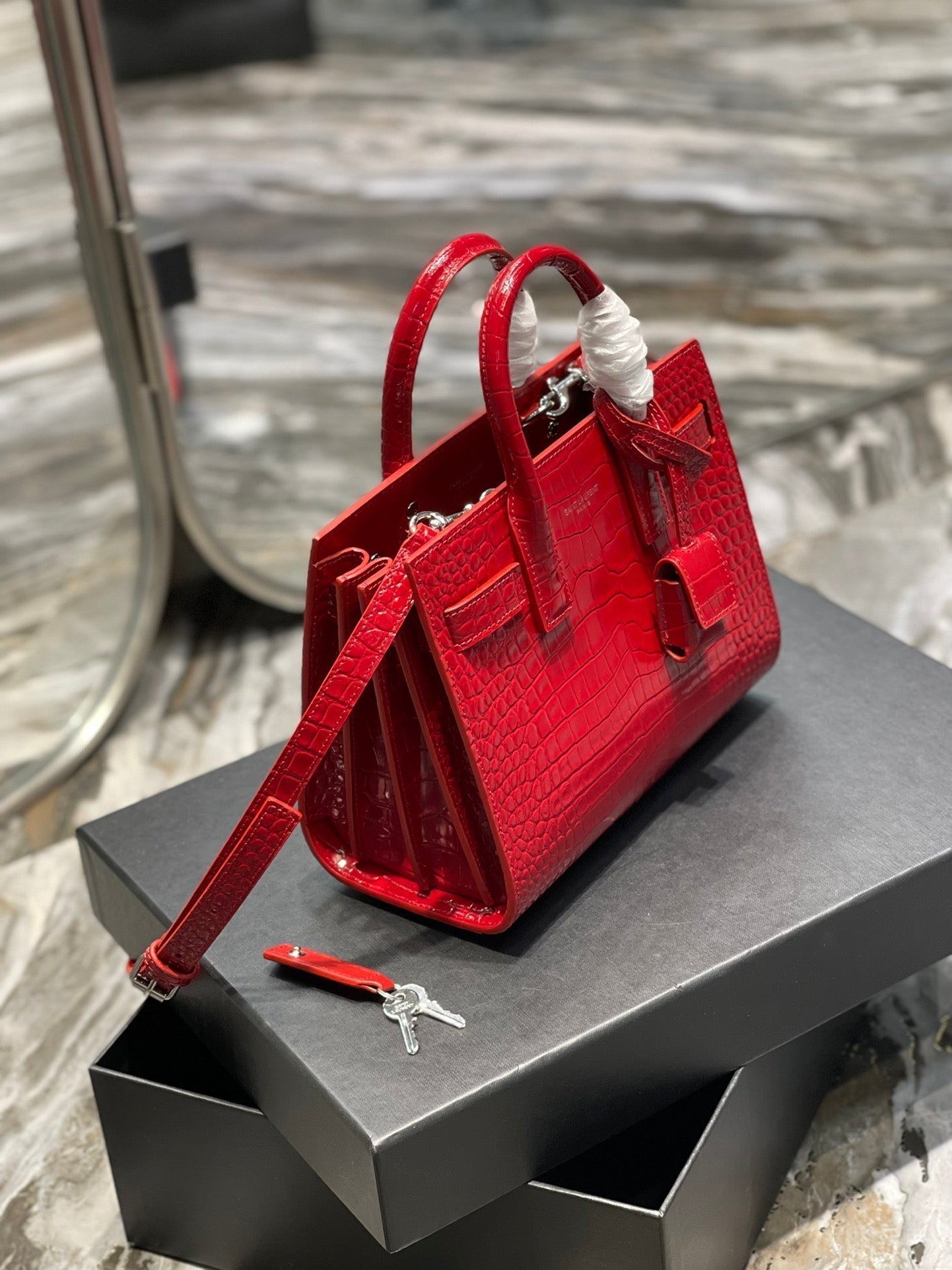 SAC DE JOUR NANO 22 RED CALFSKIN GOLD HARDWARE mysite