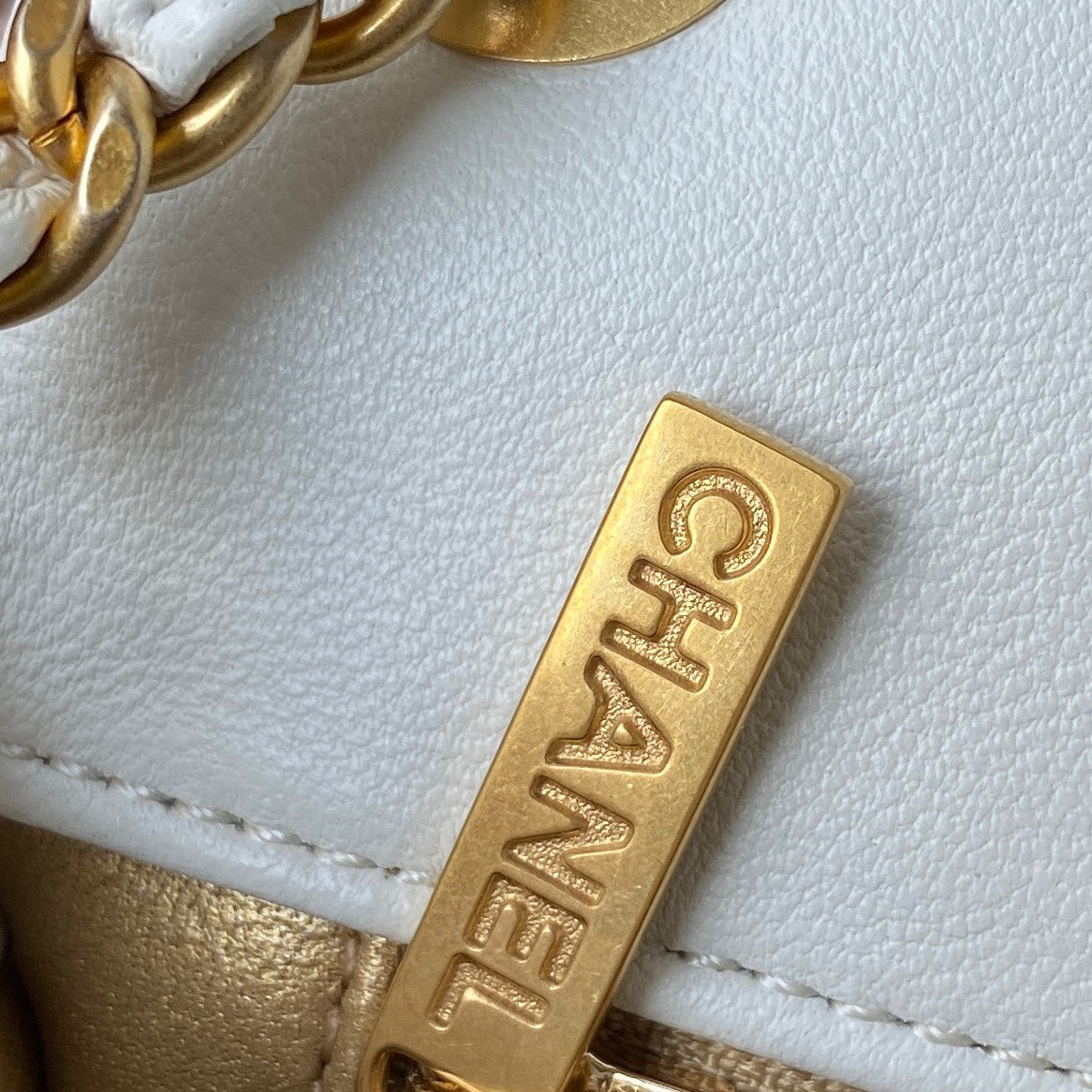 Classic Mini Flap Bag 20cm White Lambskin Gold Hardware mysite