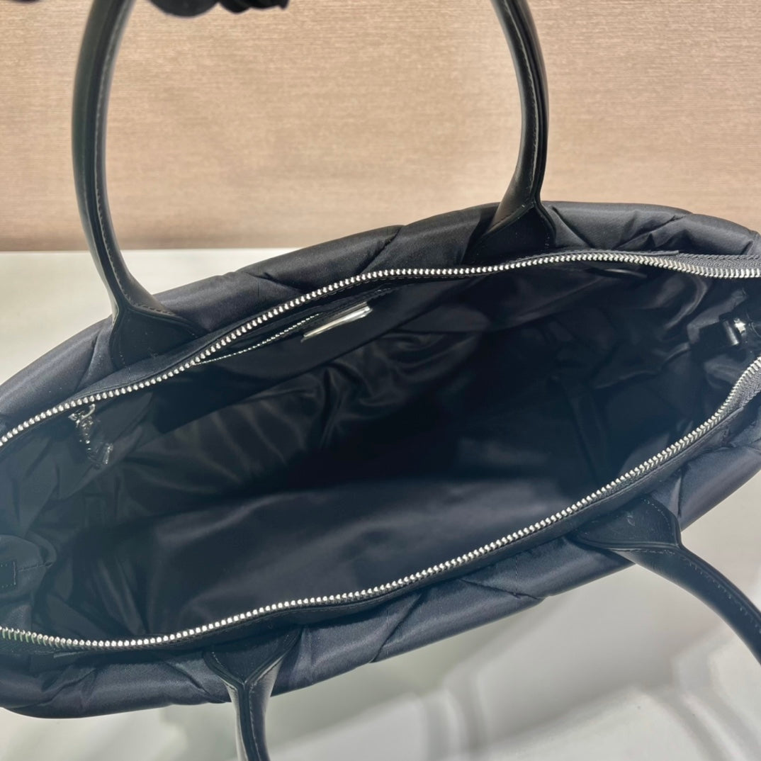 TRIANGLE PATTERN TOTE BAG 33 IN BLACK QUILTED RE-NYLON mysite