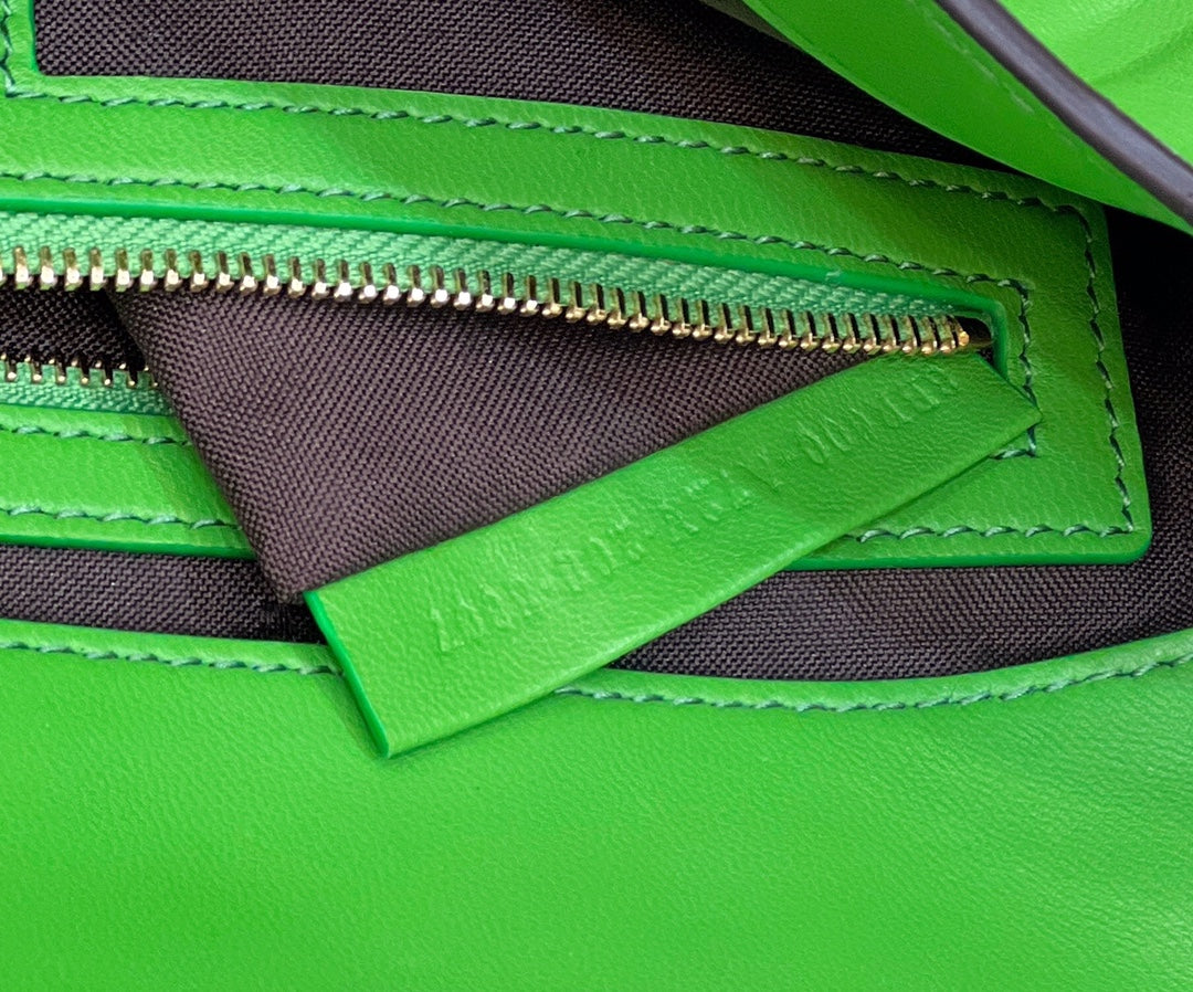 BAGUETTE WITH FF MOTIF 27 IN EMERALD GREEN SOFT LAMBSKIN GOLD HARDWARE mysite