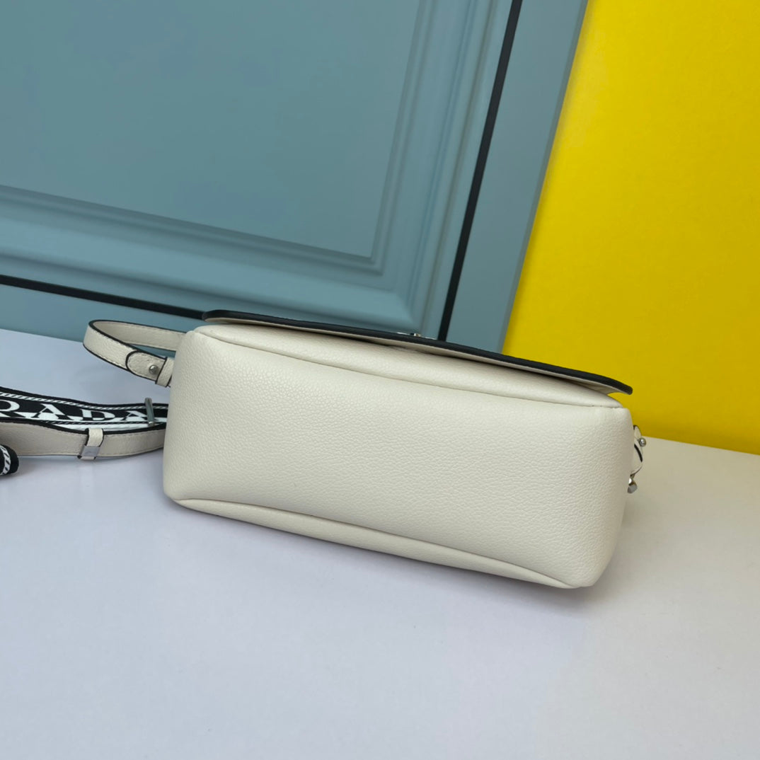 PRA 24 BAG WITH STRAP IN WHITE CALFSKIN mysite