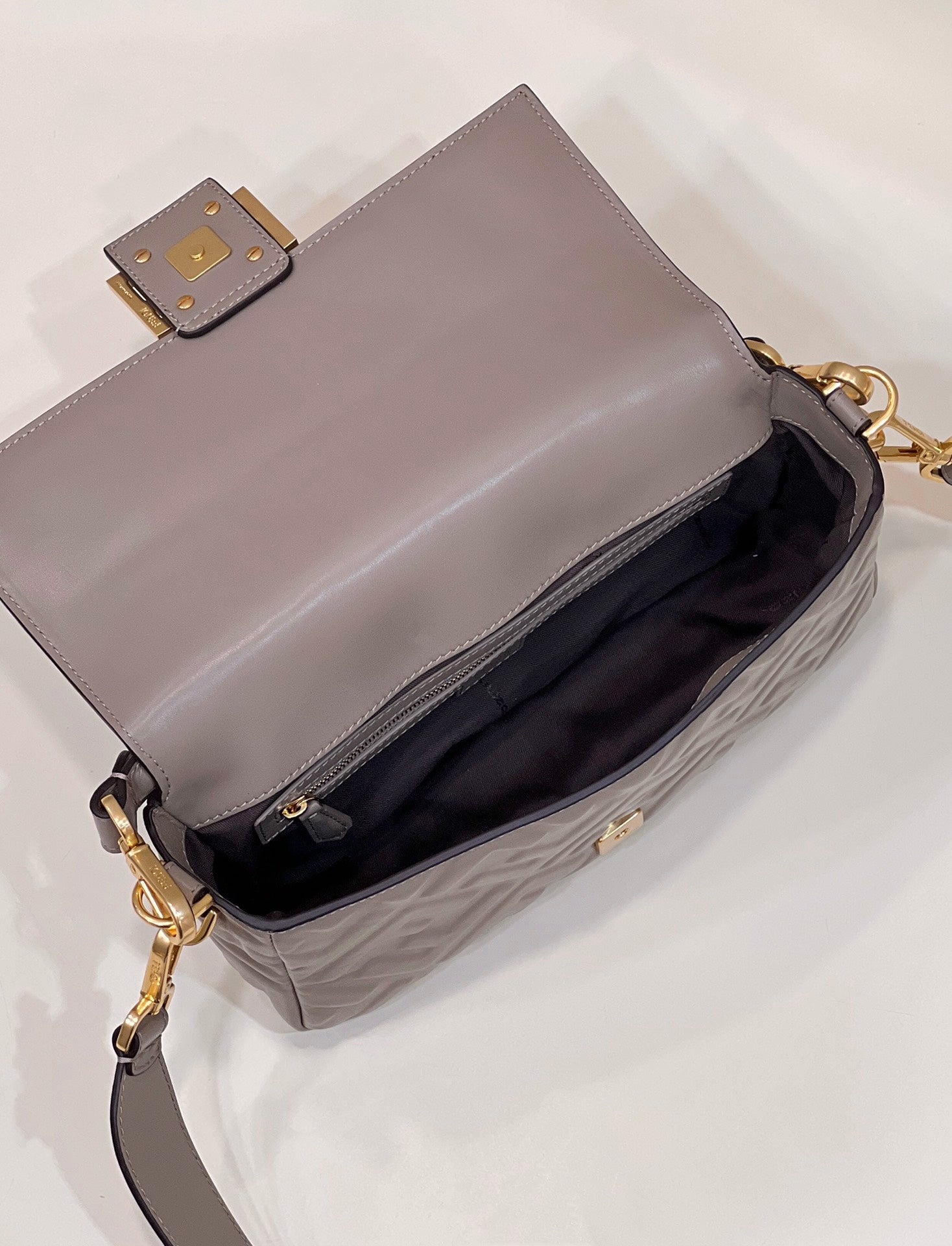 BAGUETTE WITH FF MOTIF 27 IN PINE CONE SOFT LAMBSKIN GOLD HARDWARE mysite