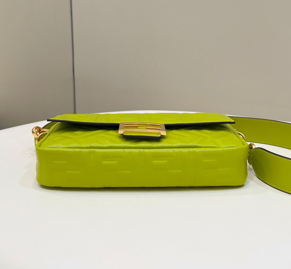 BAGUETTE WITH FF MOTIF 27 IN LIMERICK SOFT LAMBSKIN GOLD HARDWARE mysite
