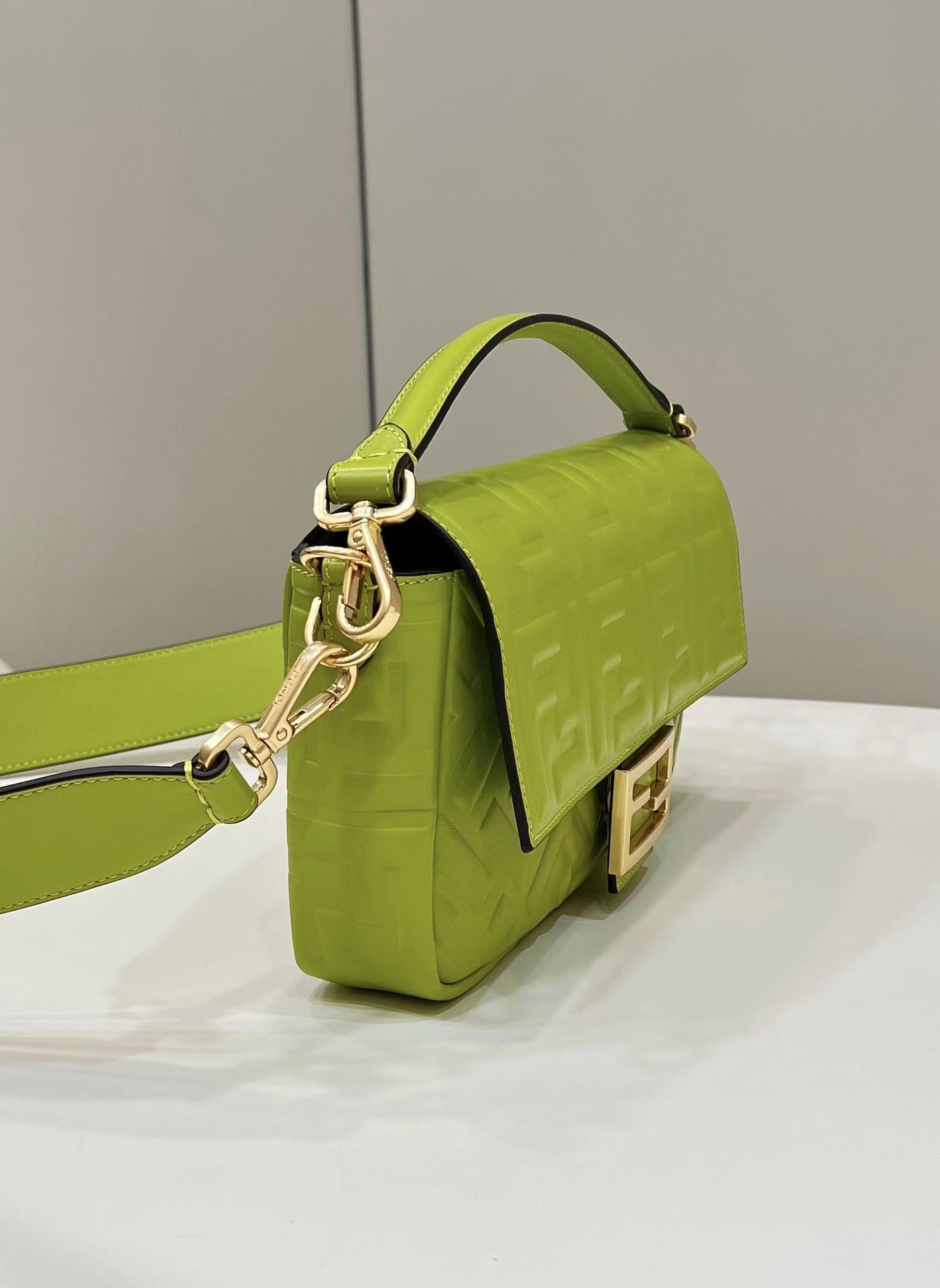 BAGUETTE WITH FF MOTIF 27 IN LIMERICK SOFT LAMBSKIN GOLD HARDWARE mysite