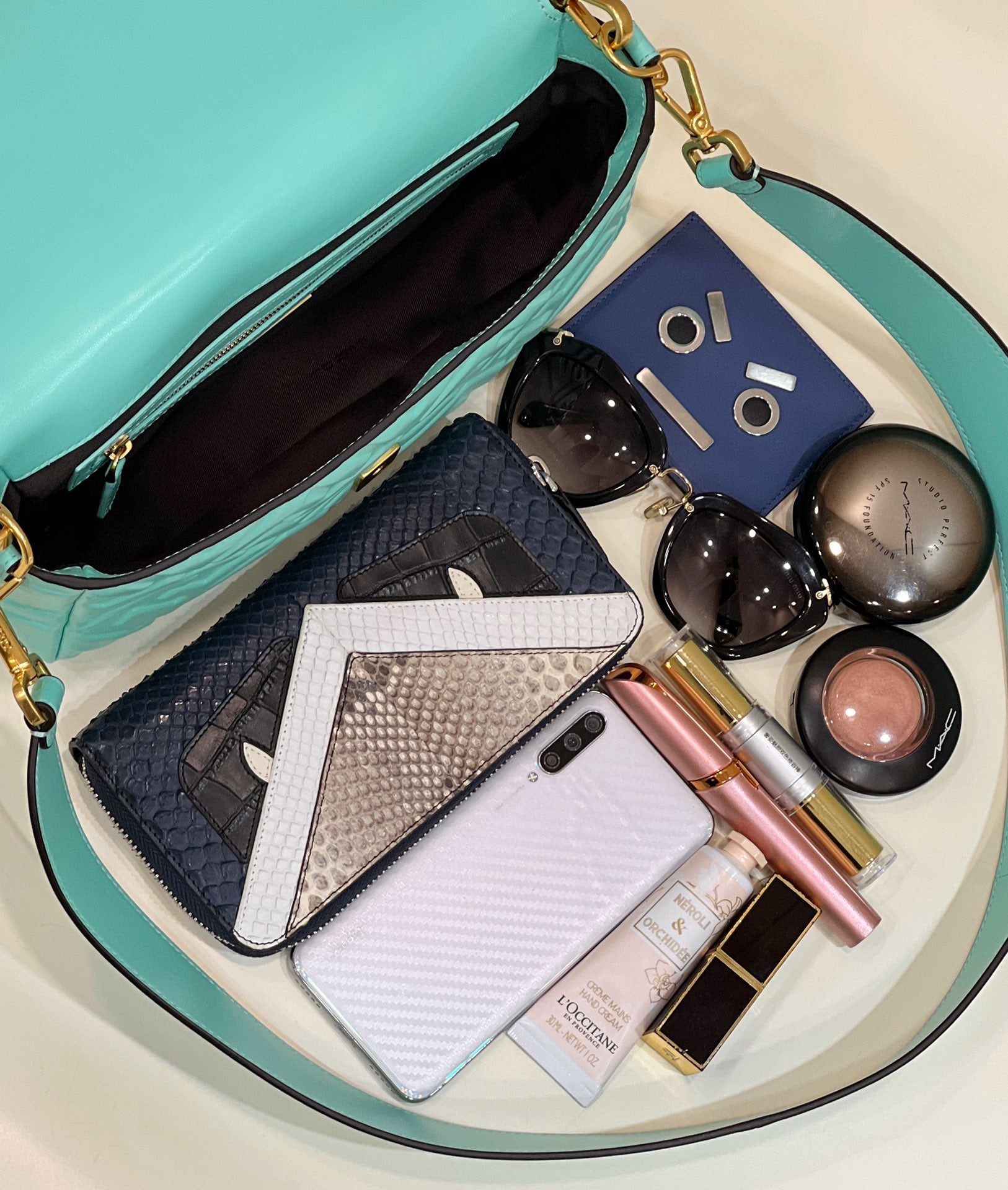 BAGUETTE WITH FF MOTIF 27 IN TURQUOISE SOFT LAMBSKIN GOLD HARDWARE mysite
