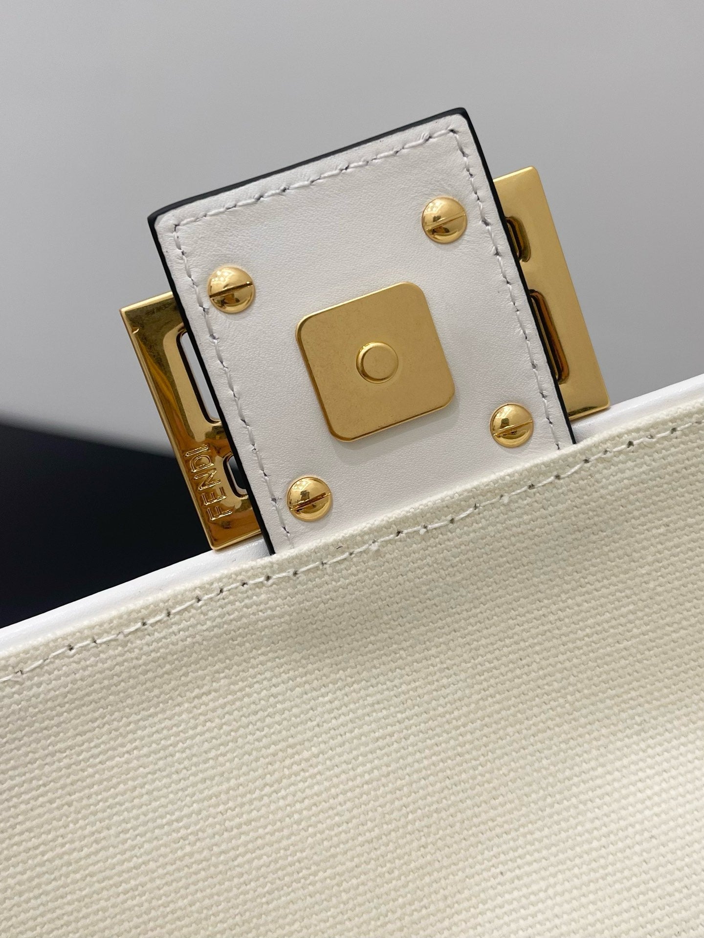 FENDI 26 BAGUETTE WHITE NAPPA LEATHER BAG WITH GOLD HARDWARE mysite