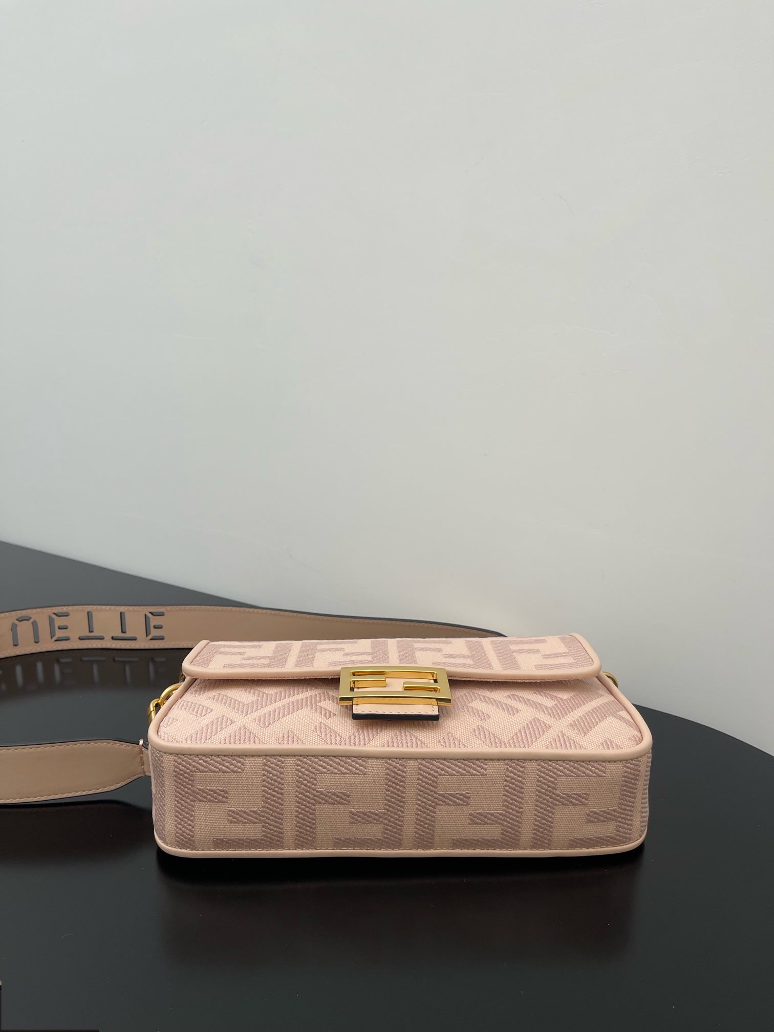 FENDI 26 BAGUETTE LIGHT PINK NAPPA LEATHER BAG WITH GOLD HARDWARE mysite