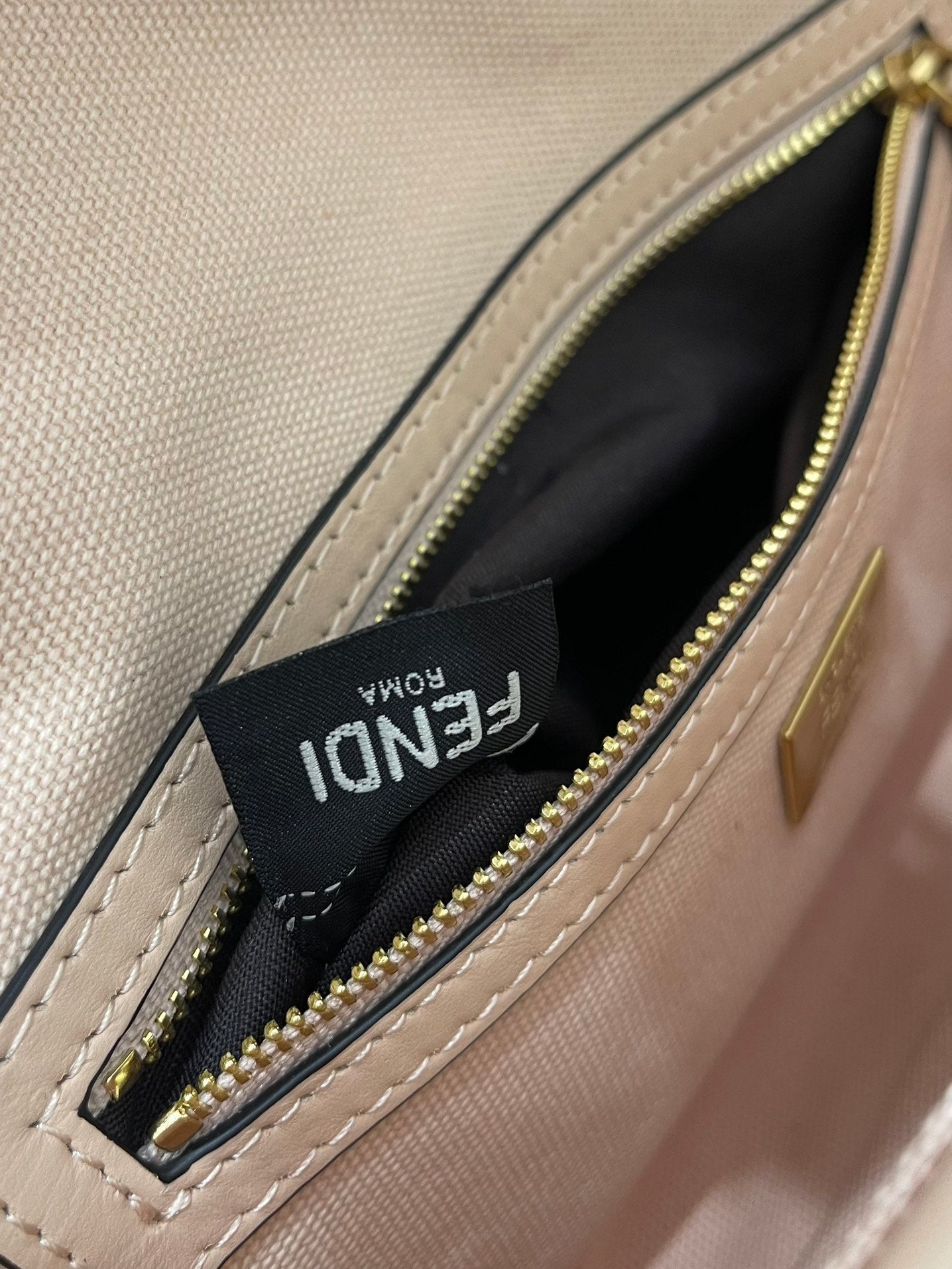FENDI 26 BAGUETTE LIGHT PINK NAPPA LEATHER BAG WITH GOLD HARDWARE mysite