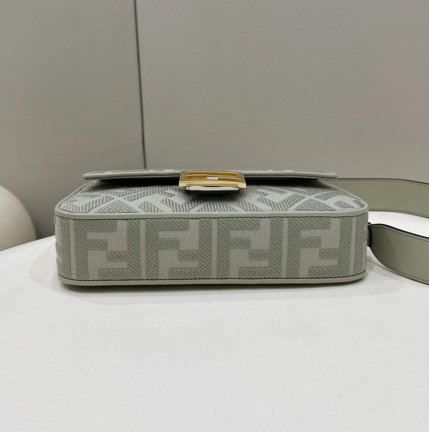 BAGUETTE WITH FF MOTIF 27 IN BITTER JACQUARD FABRIC GOLD HARDWARE mysite