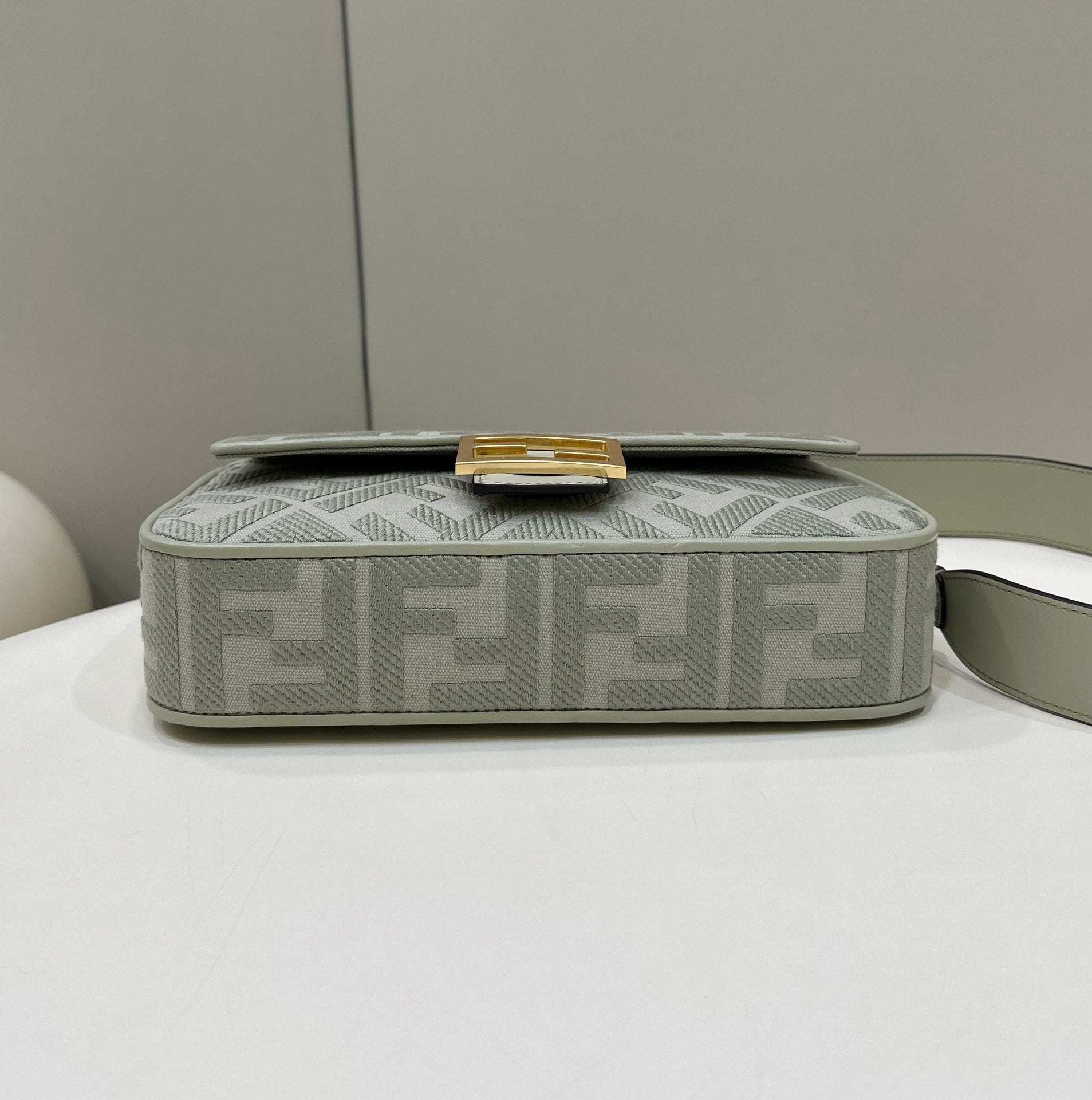 BAGUETTE WITH FF MOTIF 27 IN BITTER JACQUARD FABRIC GOLD HARDWARE mysite