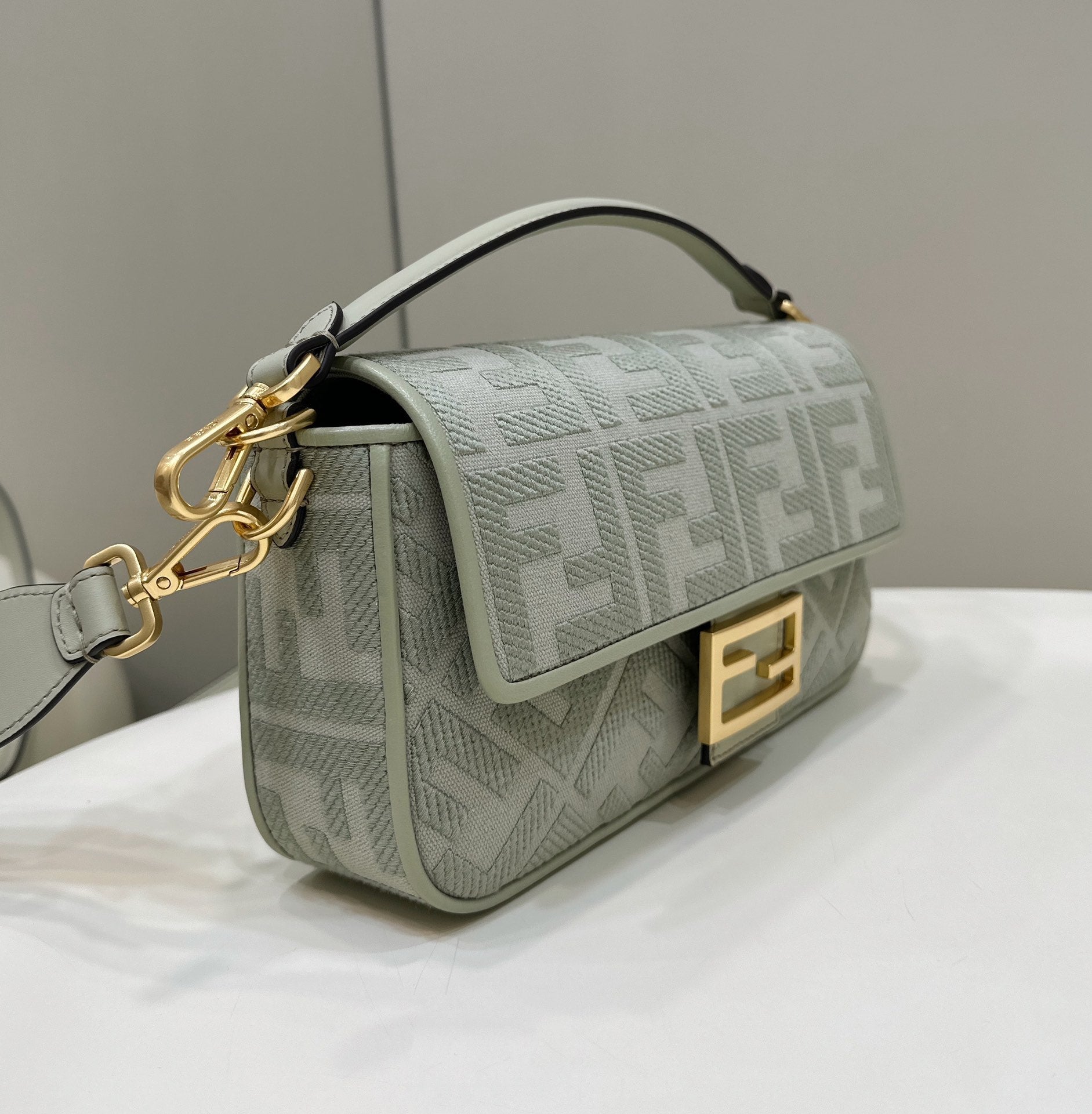 BAGUETTE WITH FF MOTIF 27 IN BITTER JACQUARD FABRIC GOLD HARDWARE mysite