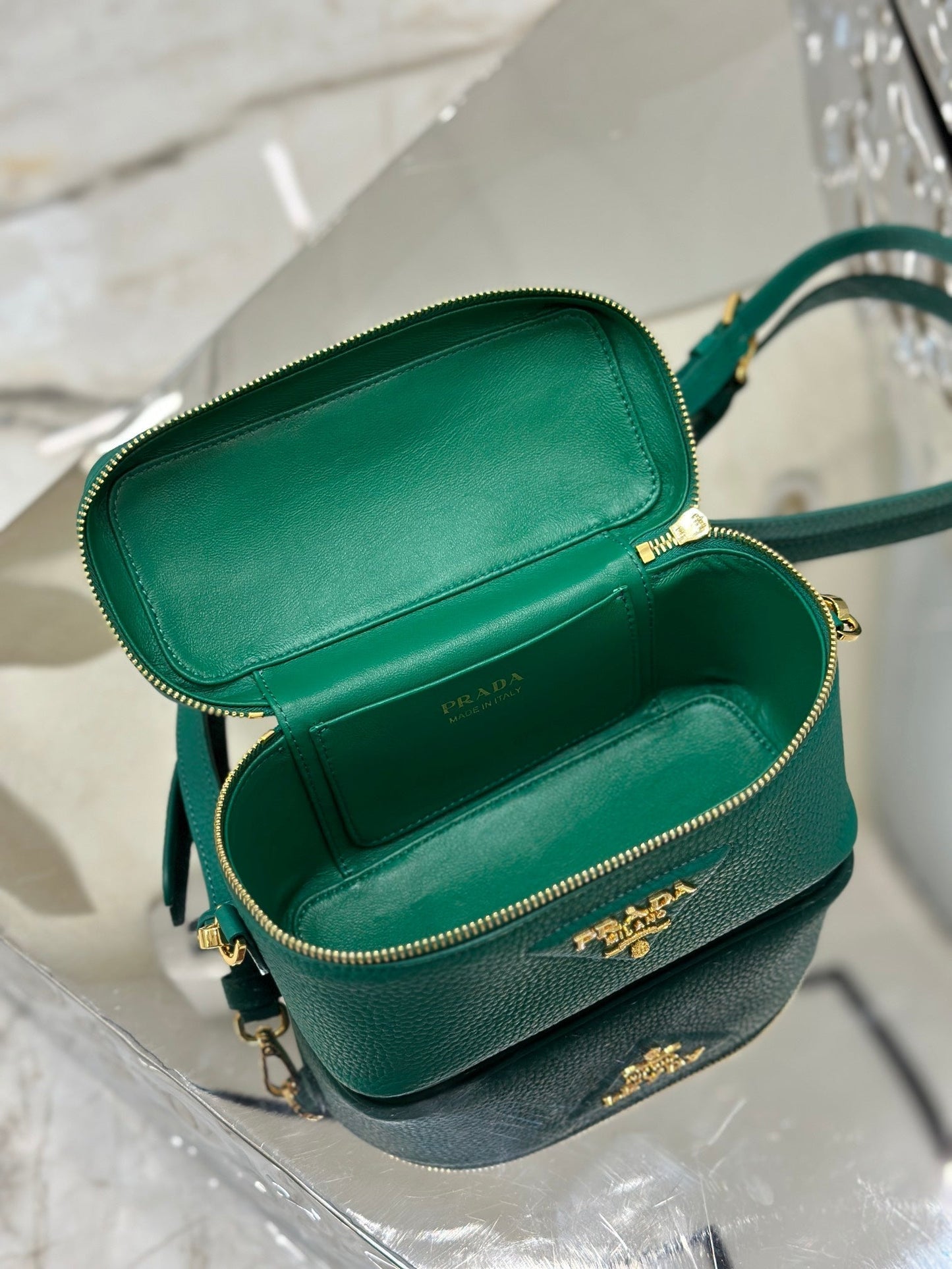 VANITY CASE 18 IN EMERALD GREEN GRAINED CALFSKIN GOLD HARDWARE mysite