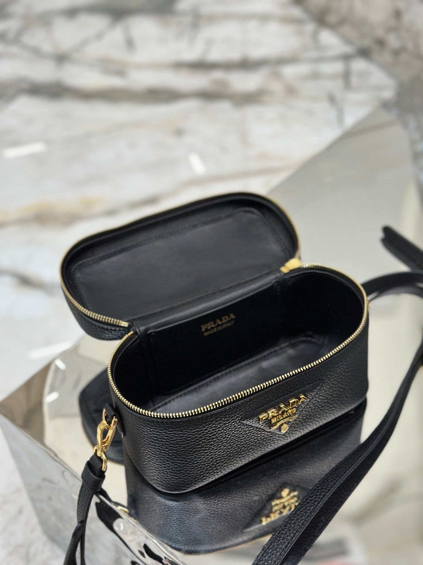 VANITY CASE 18 IN BLACK GRAINED CALFSKIN GOLD HARDWARE mysite