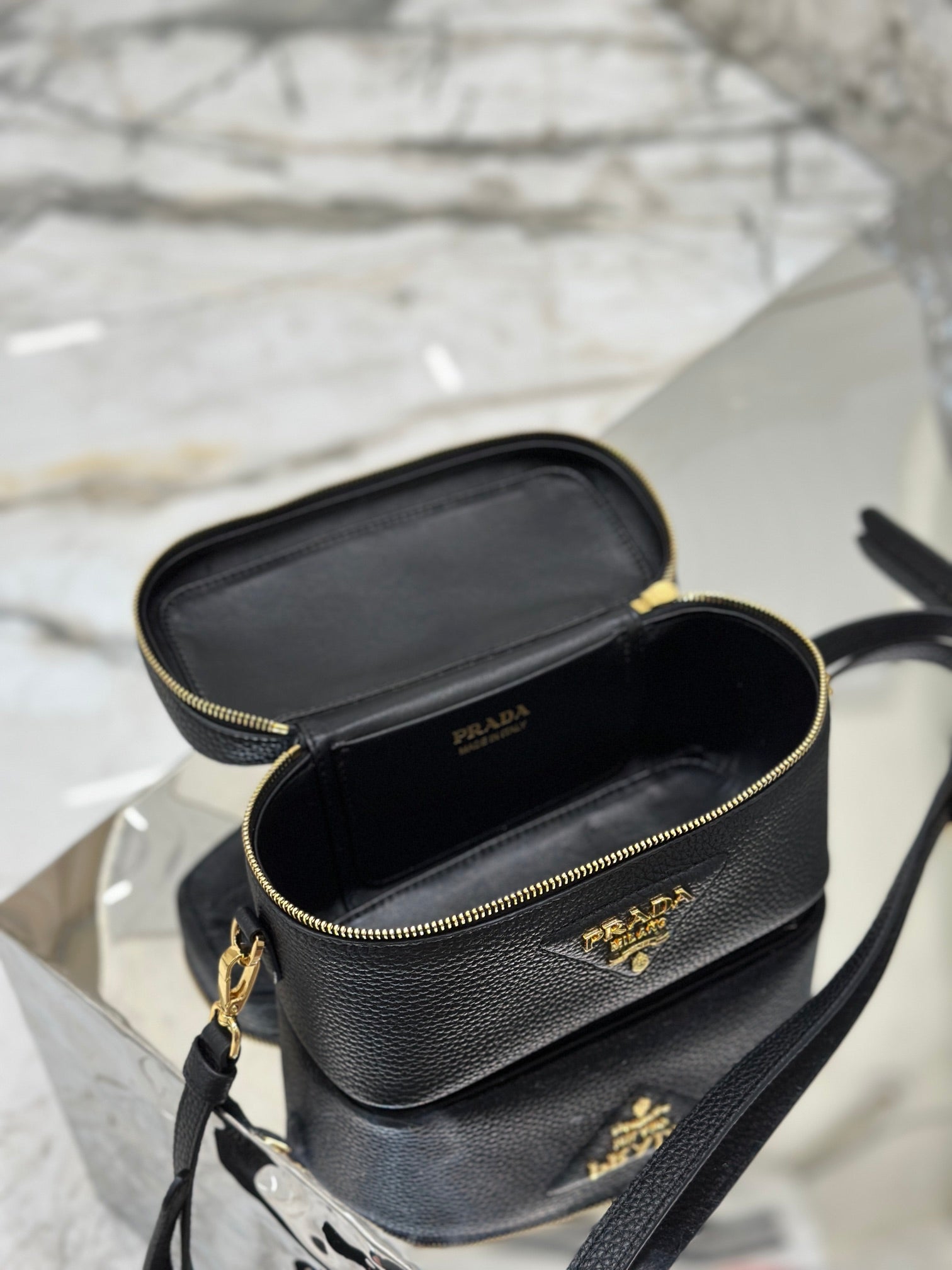 VANITY CASE 18 IN BLACK GRAINED CALFSKIN GOLD HARDWARE mysite