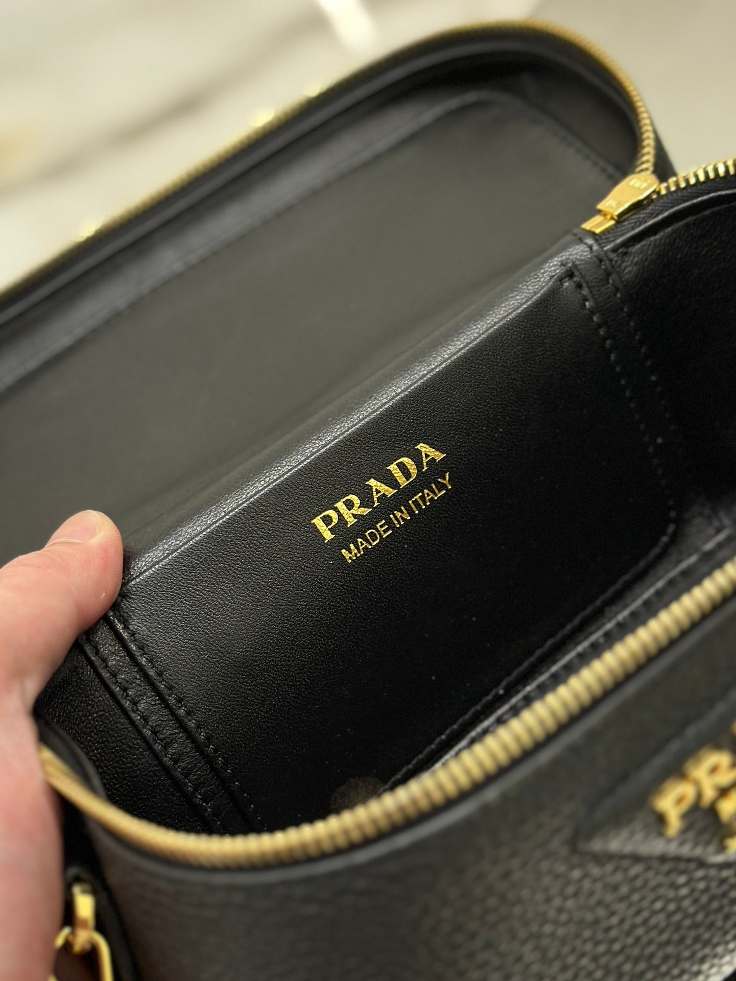 VANITY CASE 18 IN BLACK GRAINED CALFSKIN GOLD HARDWARE mysite
