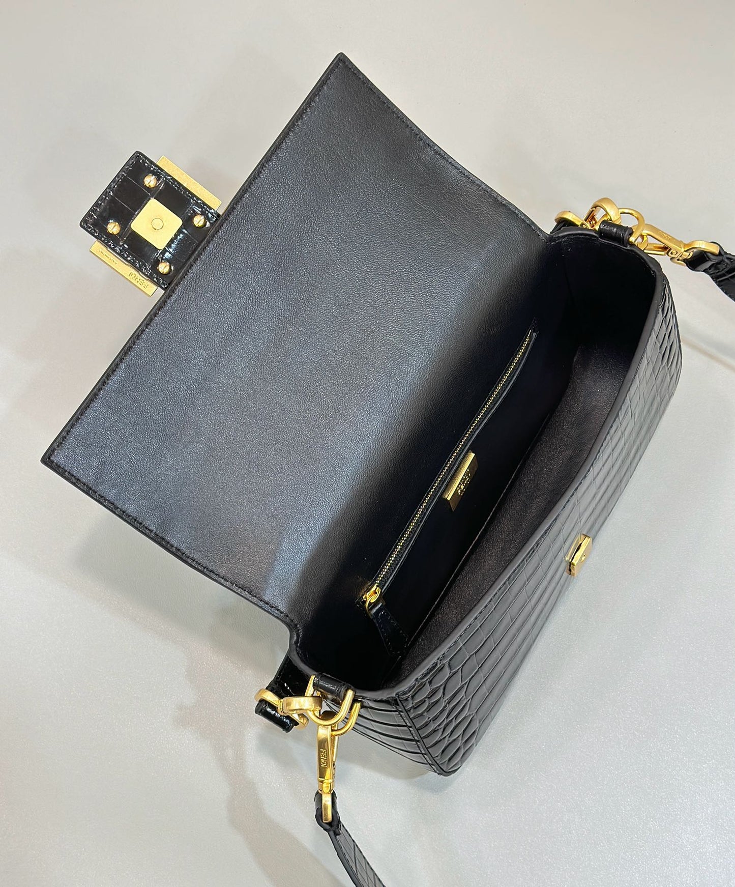 BAGUETTE 27 IN BLACK CROCODILE PATTERN GLOSSY CALFSKIN GOLD HARDWARE mysite