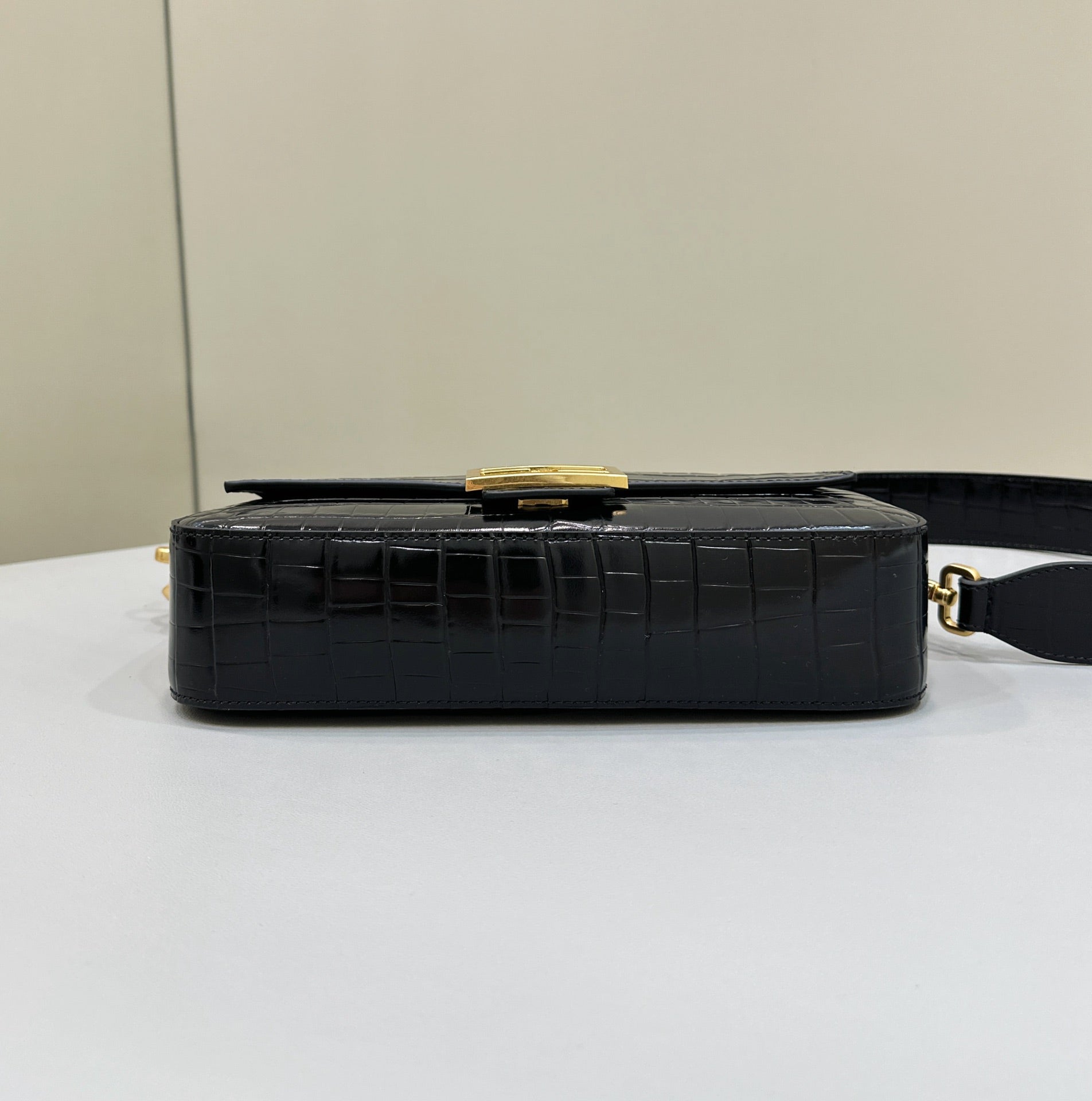 BAGUETTE 27 IN BLACK CROCODILE PATTERN GLOSSY CALFSKIN GOLD HARDWARE mysite