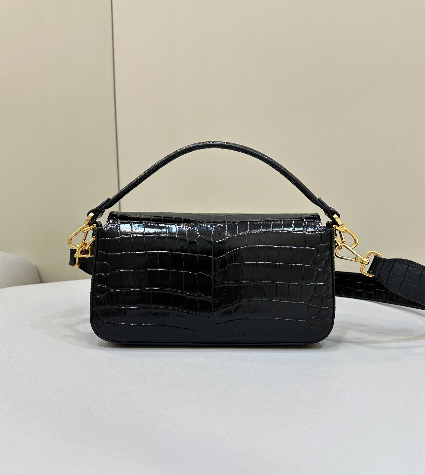 BAGUETTE 27 IN BLACK CROCODILE PATTERN GLOSSY CALFSKIN GOLD HARDWARE mysite