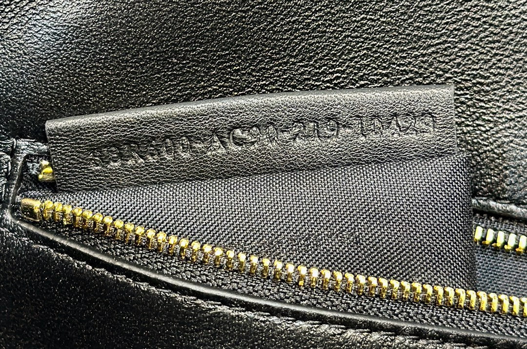 BAGUETTE 27 IN BLACK CROCODILE PATTERN GLOSSY CALFSKIN GOLD HARDWARE mysite