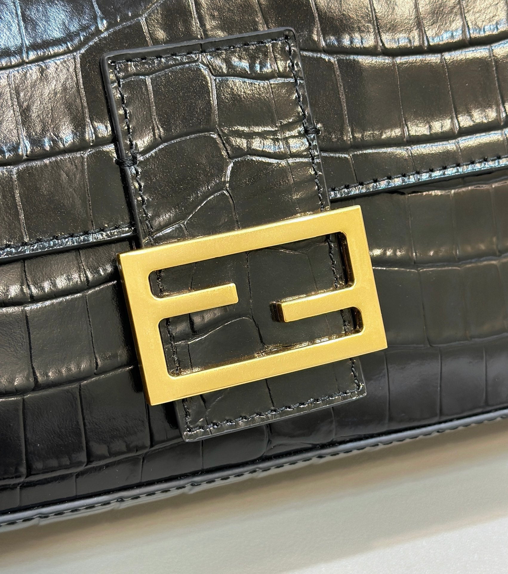 BAGUETTE 27 IN BLACK CROCODILE PATTERN GLOSSY CALFSKIN GOLD HARDWARE mysite
