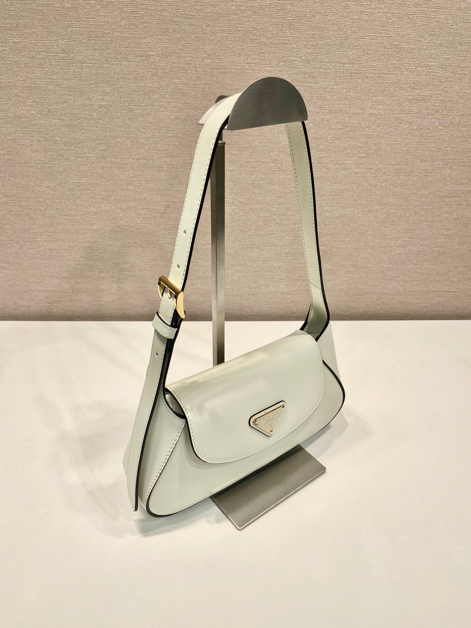FLAP BAG 25 IN WHITE SMOOTH CALFSKIN TRIANGLE LOGO mysite