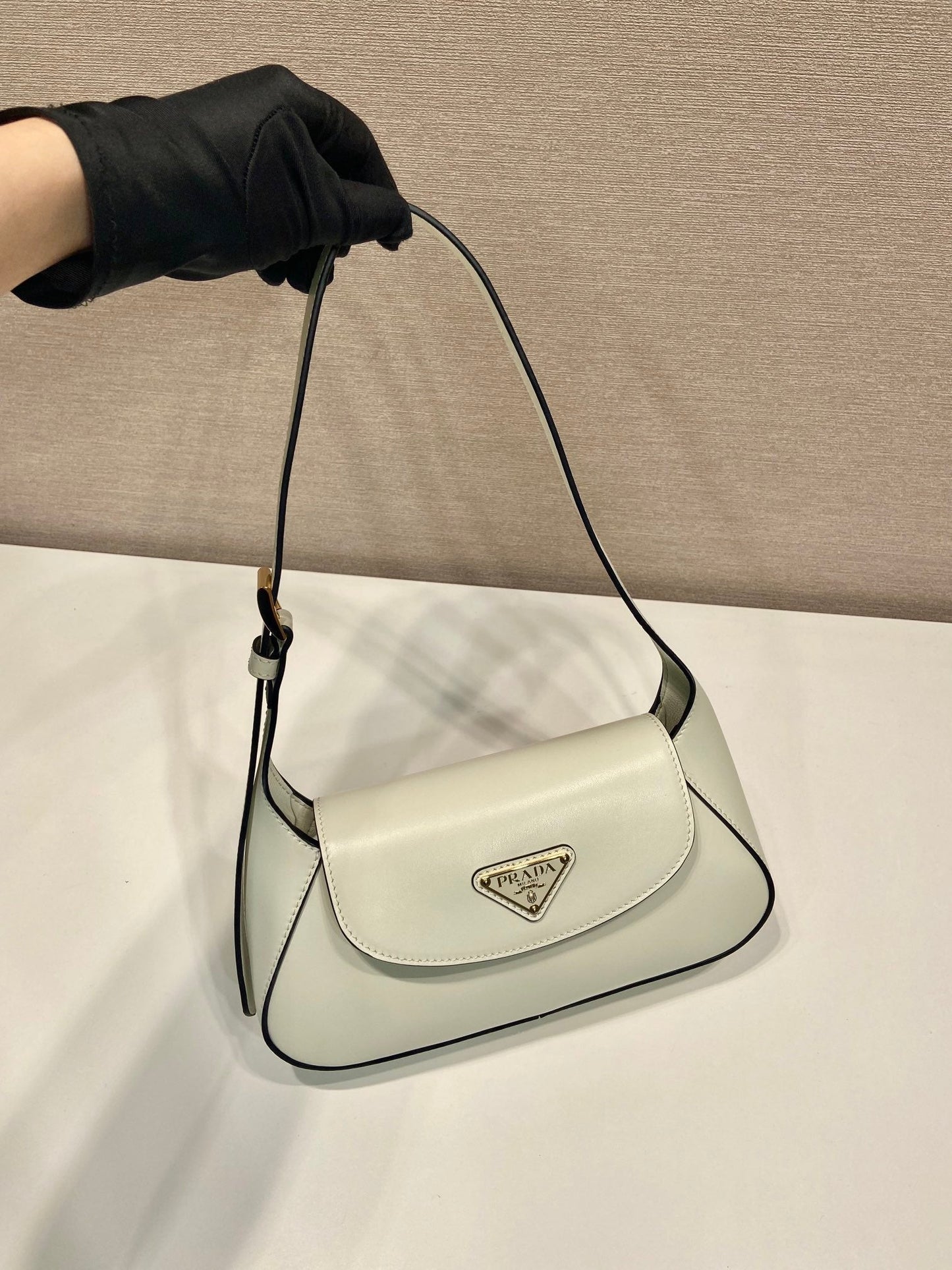 FLAP BAG 25 IN WHITE SMOOTH CALFSKIN TRIANGLE LOGO mysite
