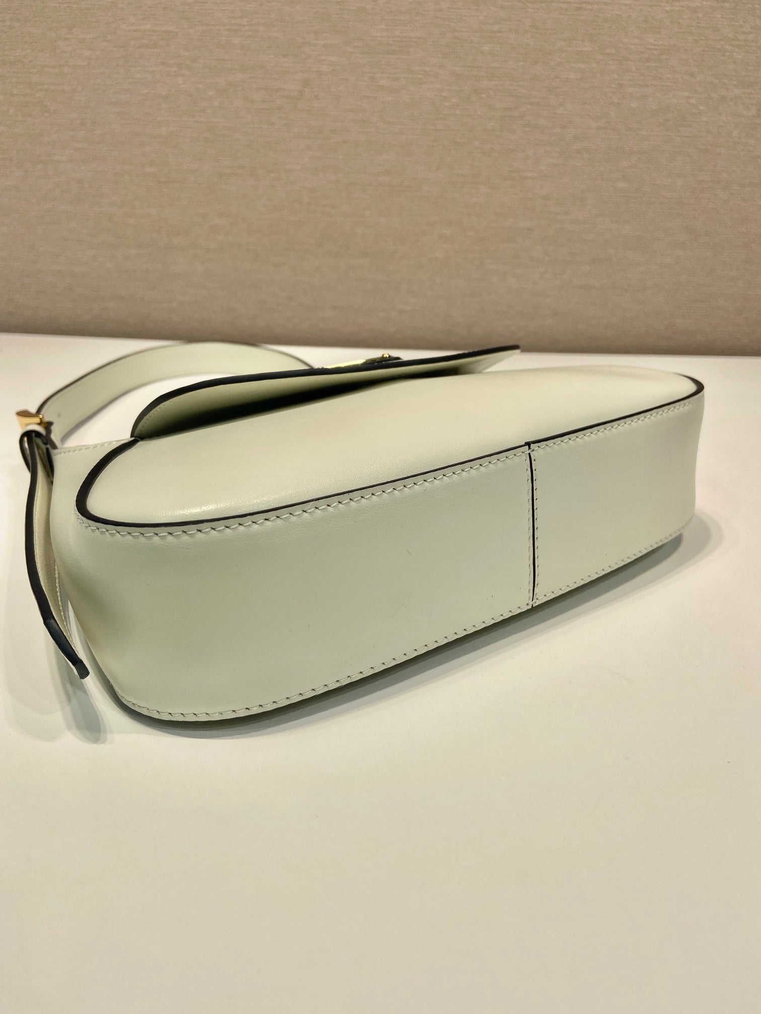 FLAP BAG 25 IN WHITE SMOOTH CALFSKIN TRIANGLE LOGO mysite