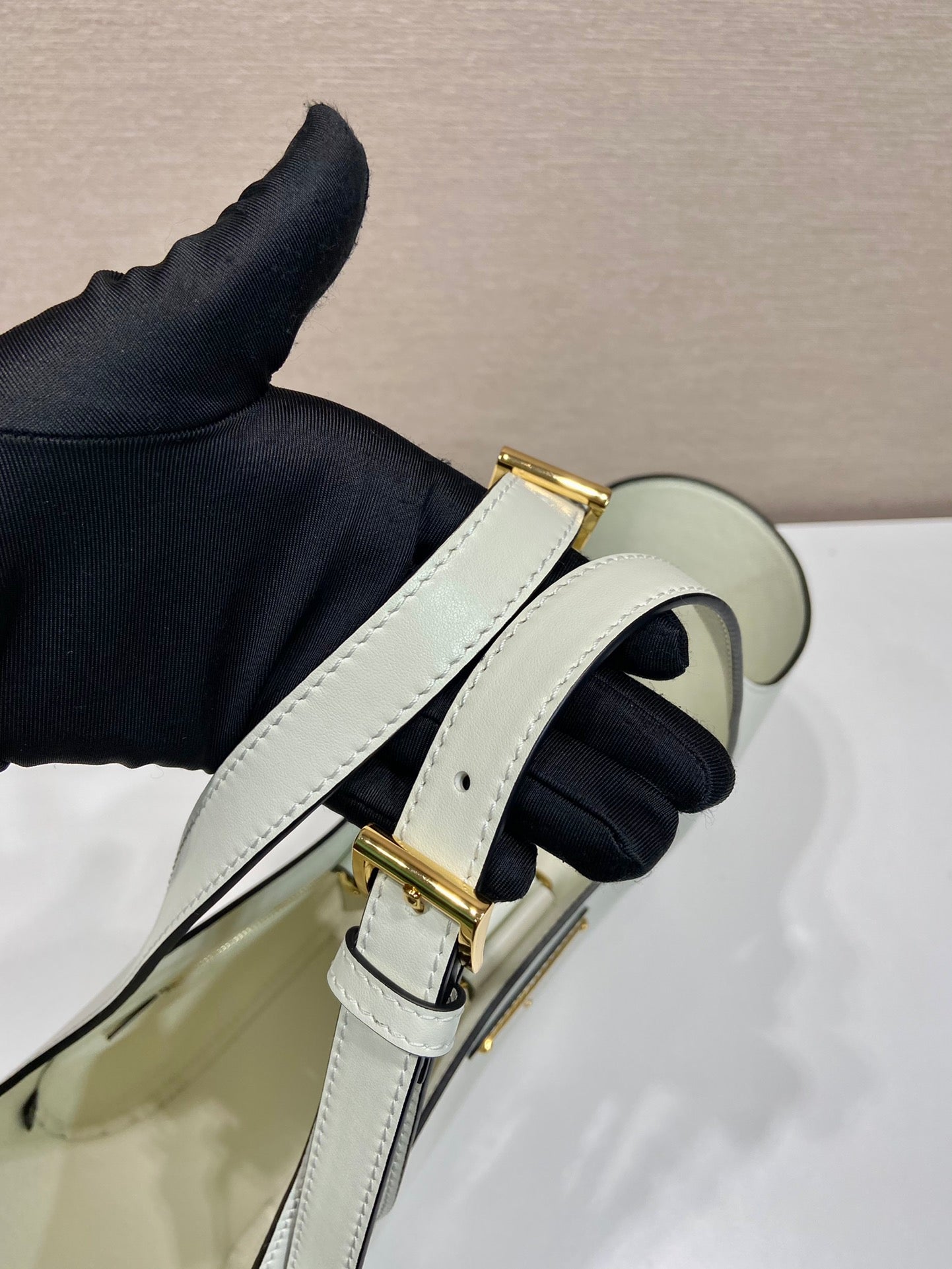 TOTE BAG 28 IN WHITE SHEEPSKIN GOLD LOGO mysite