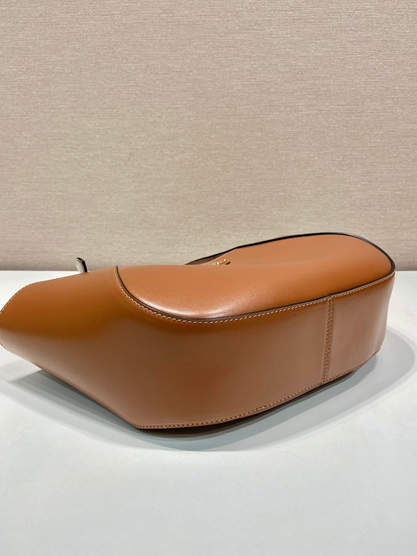 TOTE BAG 28 IN CINNAMON BROWN SHEEPSKIN GOLD LOGO mysite