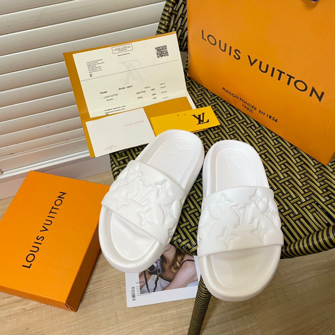 Fas-1hion Embos-1s-1ed Couple Slippers-1 mysite