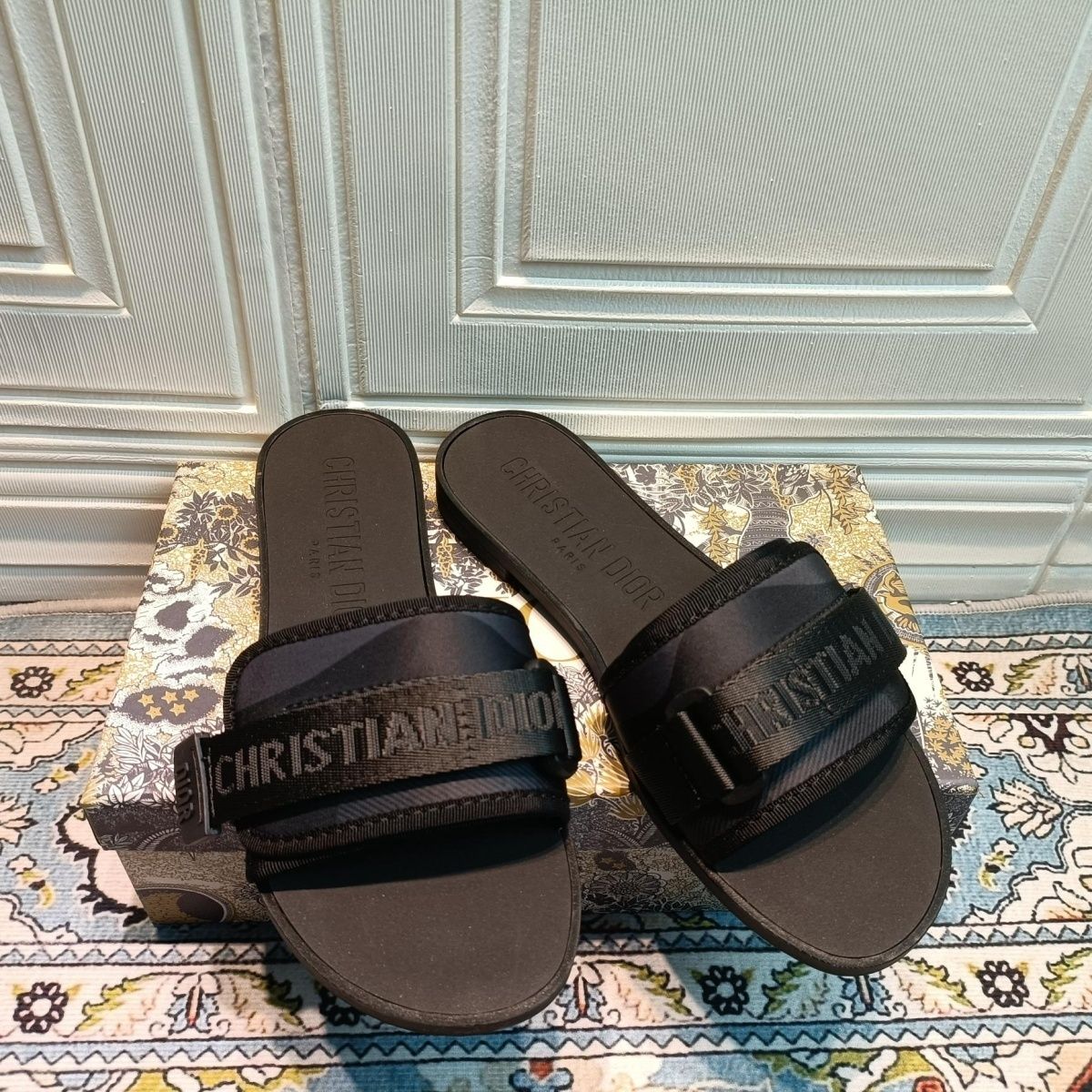 Velcro Embos-1s-1ed Flat Slippers-1 mysite