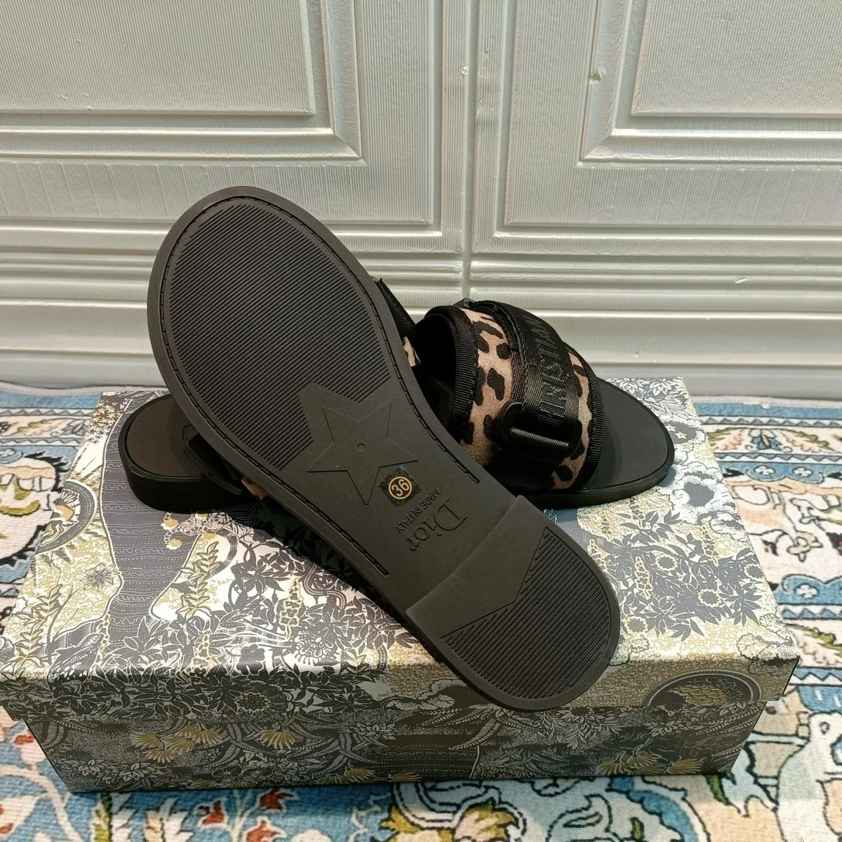 Velcro Embos-1s-1ed Flat Slippers-1 mysite