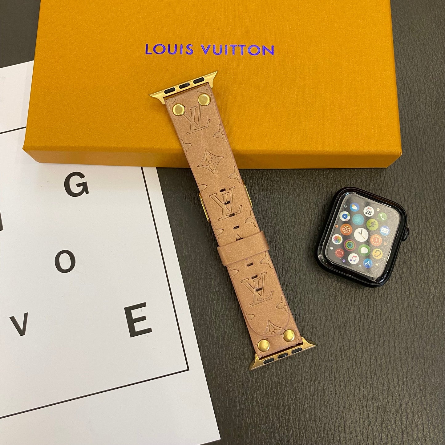 Bracelet de rechange Apple avec décoration en rivets et monogramme en relief WATCH BANDSs-1 mysite