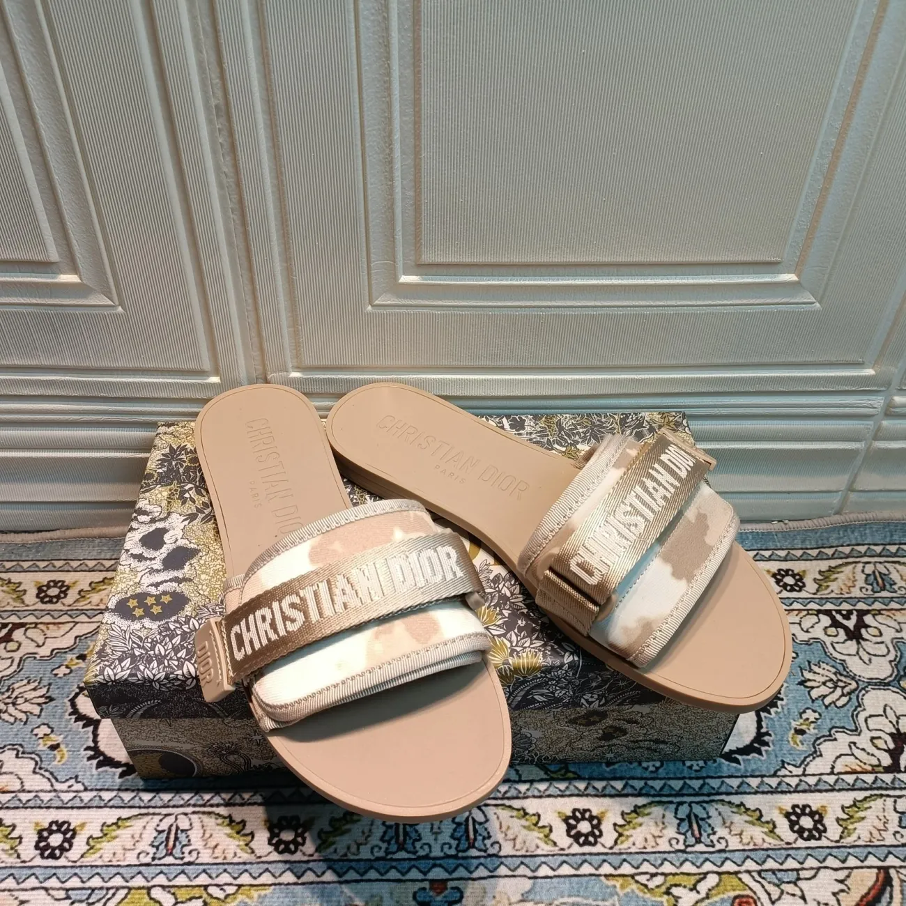 Velcro Embos-1s-1ed Flat Slippers-1 mysite