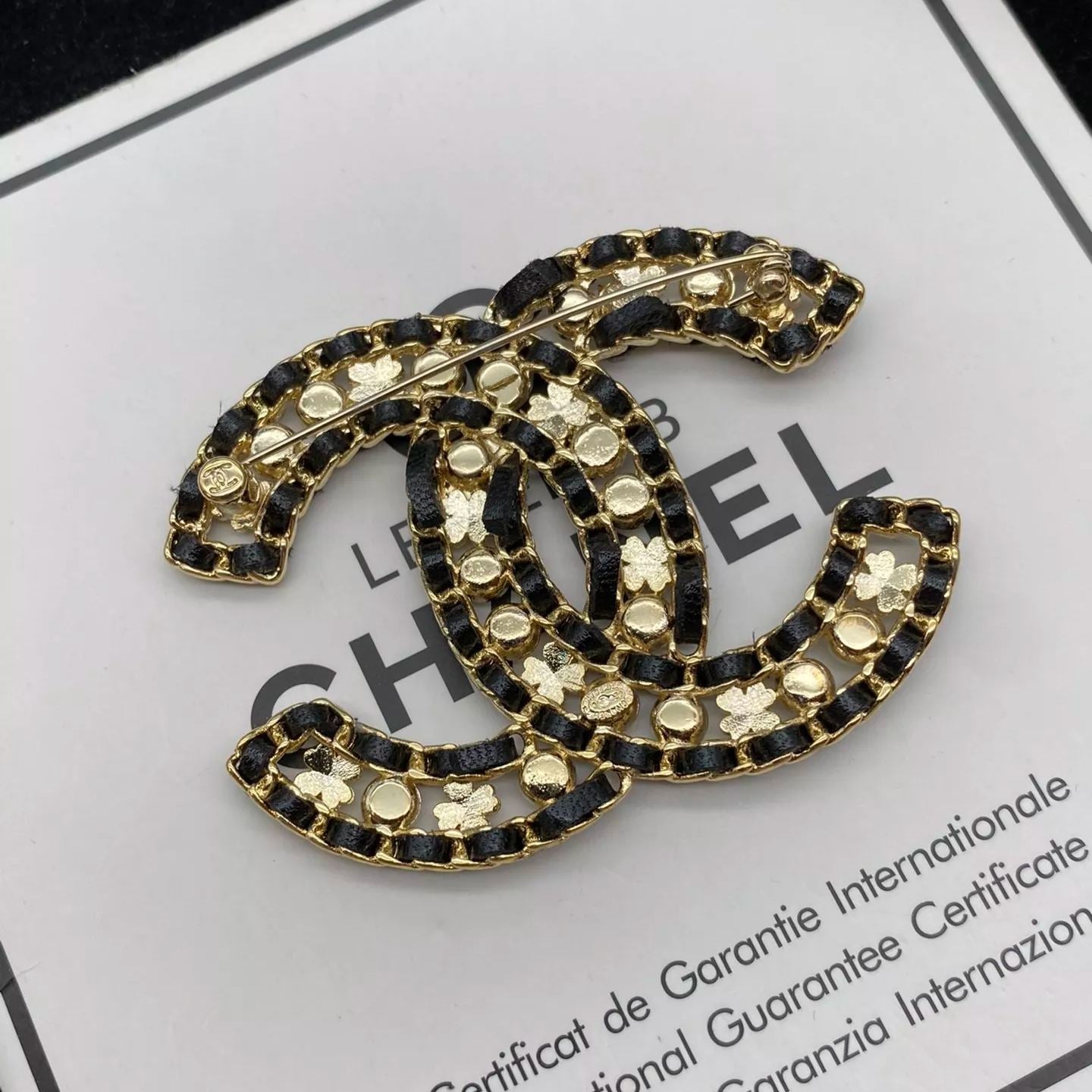 Lucky Clover Leather Brooch-1-s mysite