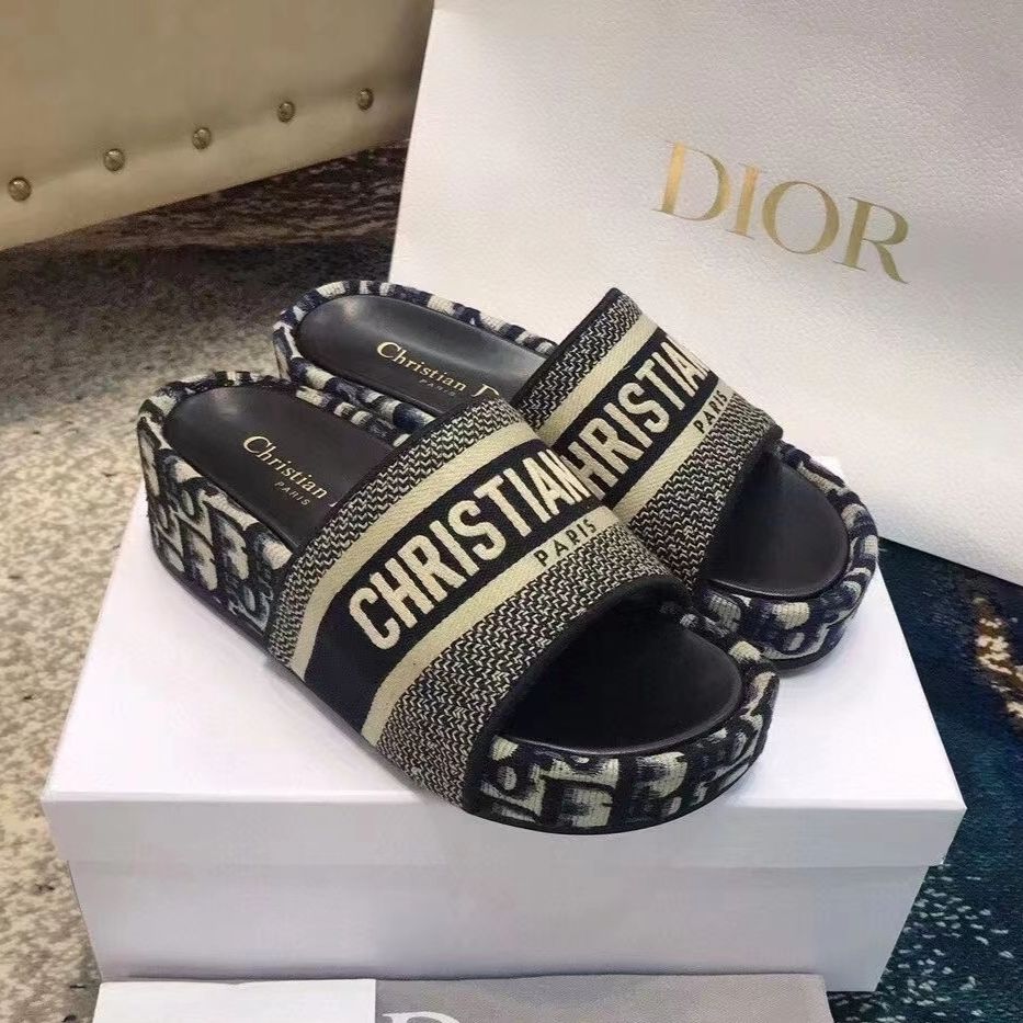 Clas-1s-1ic Embroidered Platform Slippers-1 mysite